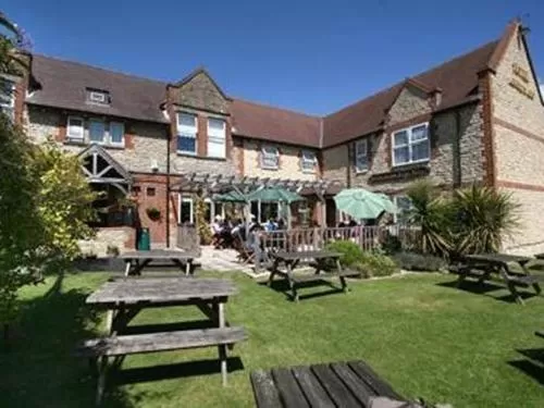 Property building in Bolingbroke Arms & Hotel