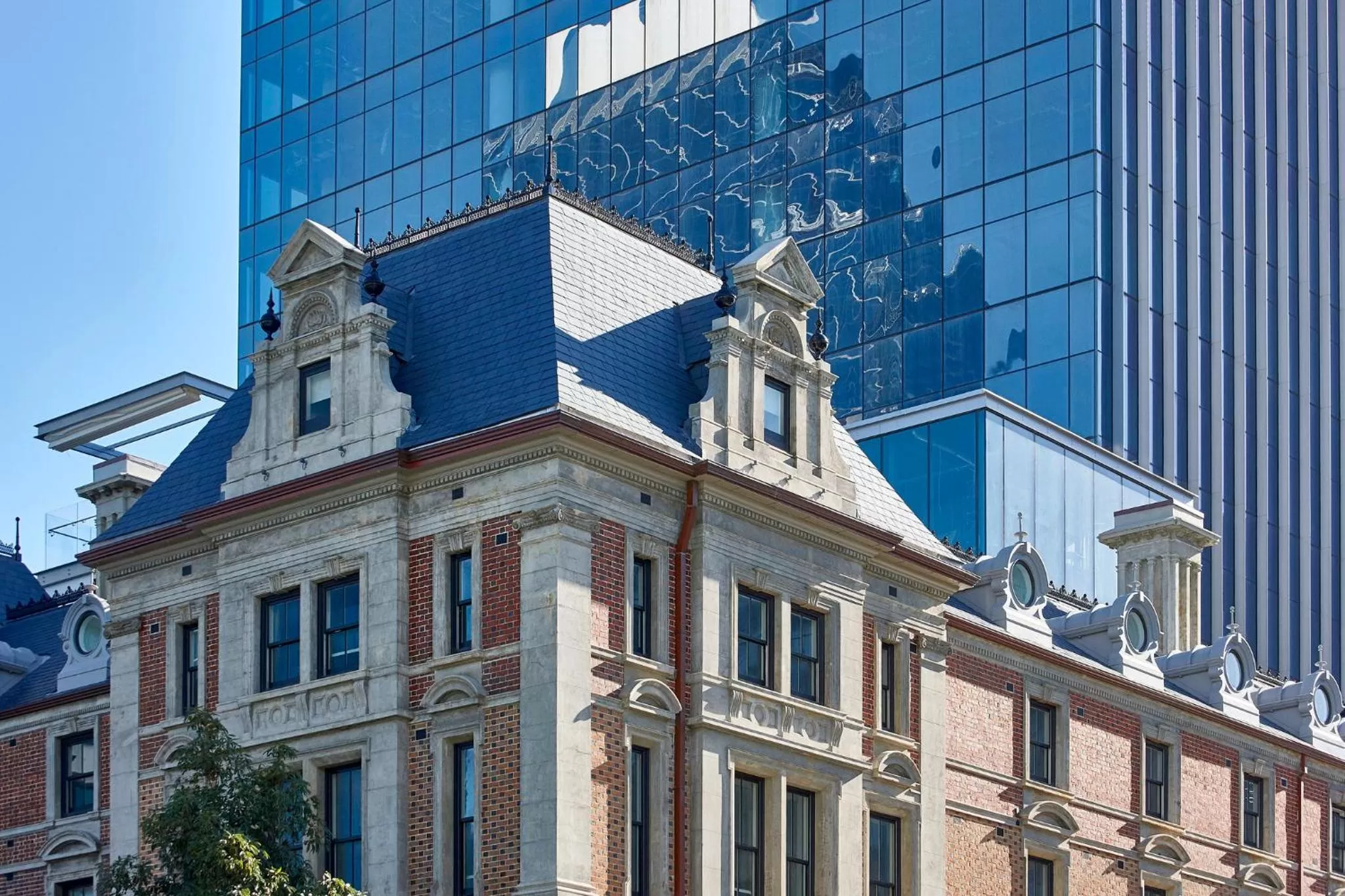 Property building in COMO The Treasury