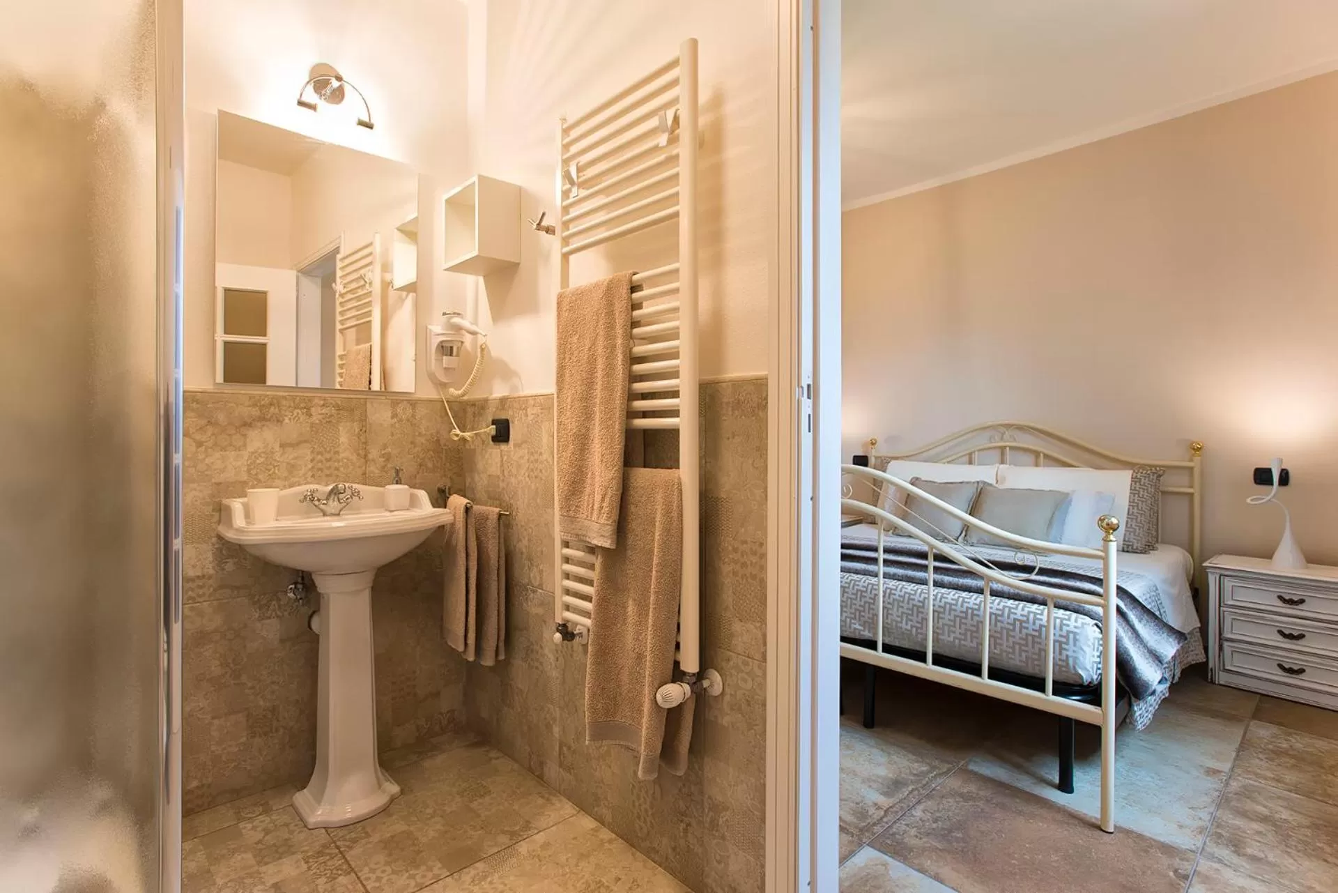 Shower, Bed in Villa Malvasio Pool and Jacuzzi Room Sassari