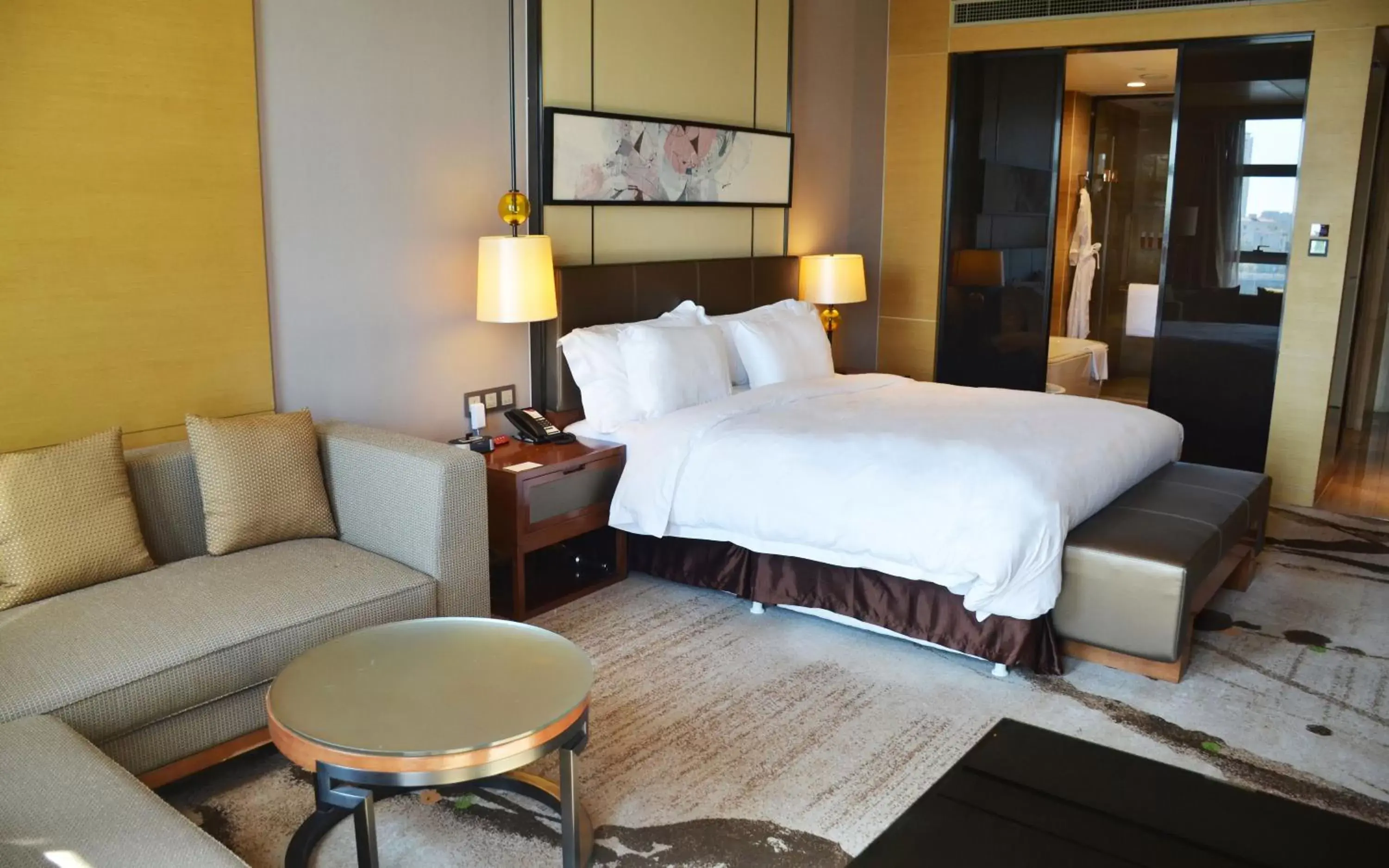 Premium King Room with Round Tub in Crowne Plaza Tianjin Meijiangnan by IHG Premium King Room with Round Tub in Crowne Plaza Tianjin Meijiangnan by IHG