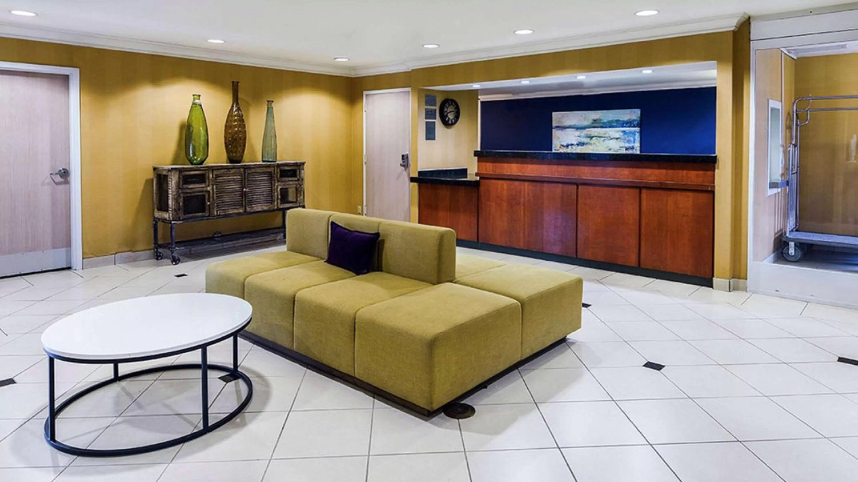 Lobby or reception in SureStay Hotel by Best Western Ontario Airport