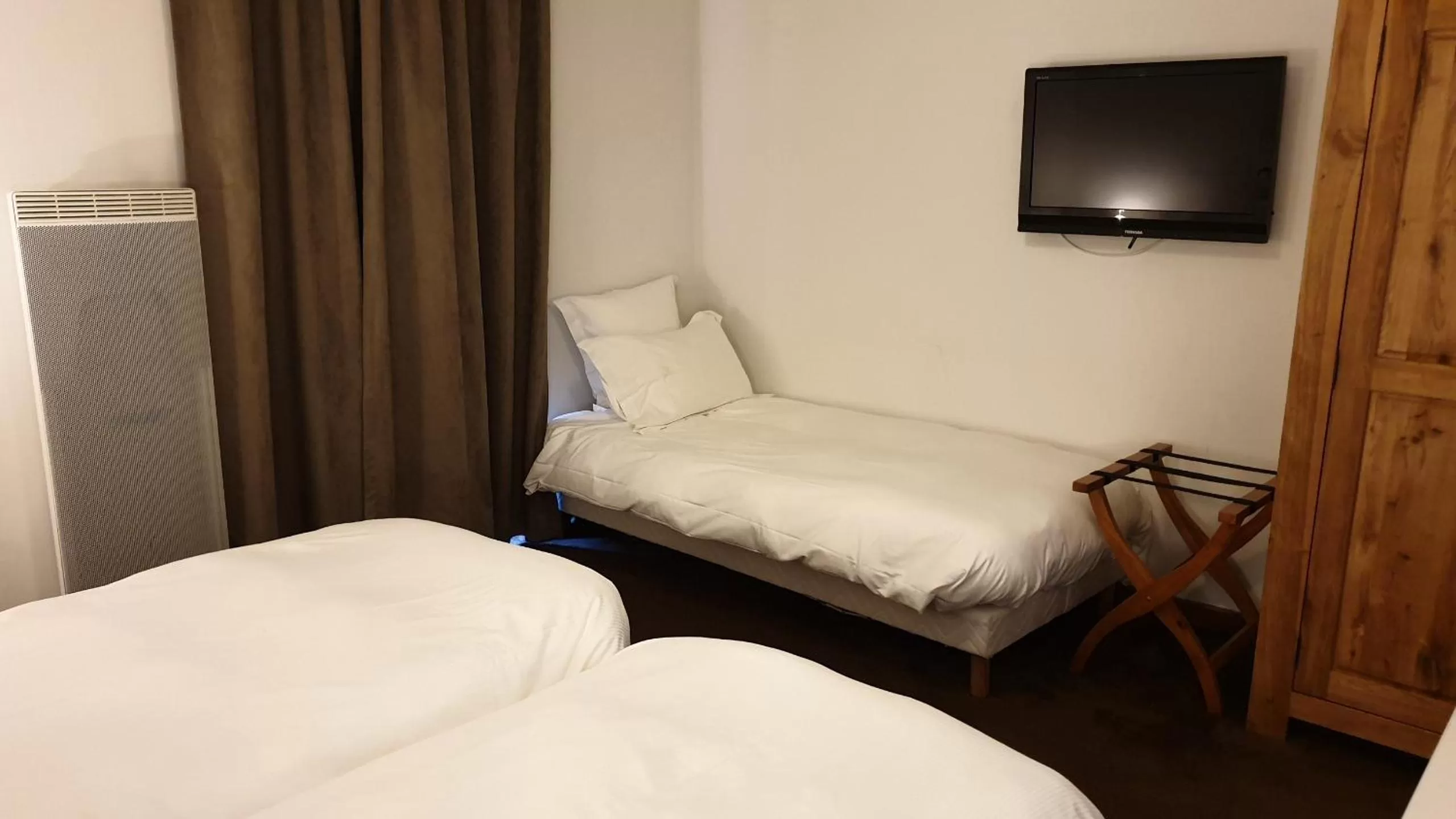 Photo of the whole room, Bed in Auberge de Savoie