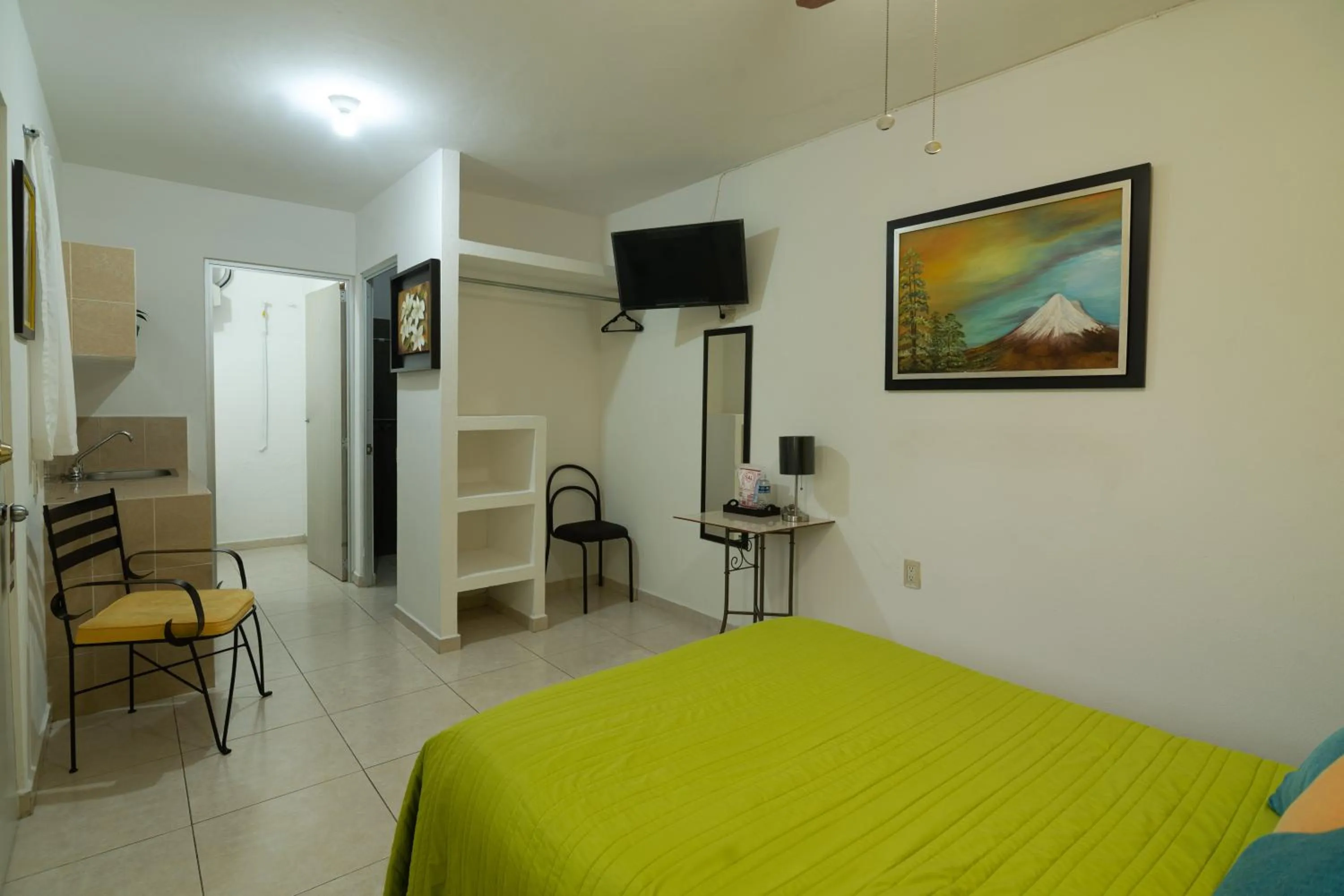 Photo of the whole room, Bed in El Rincon de Los Angeles