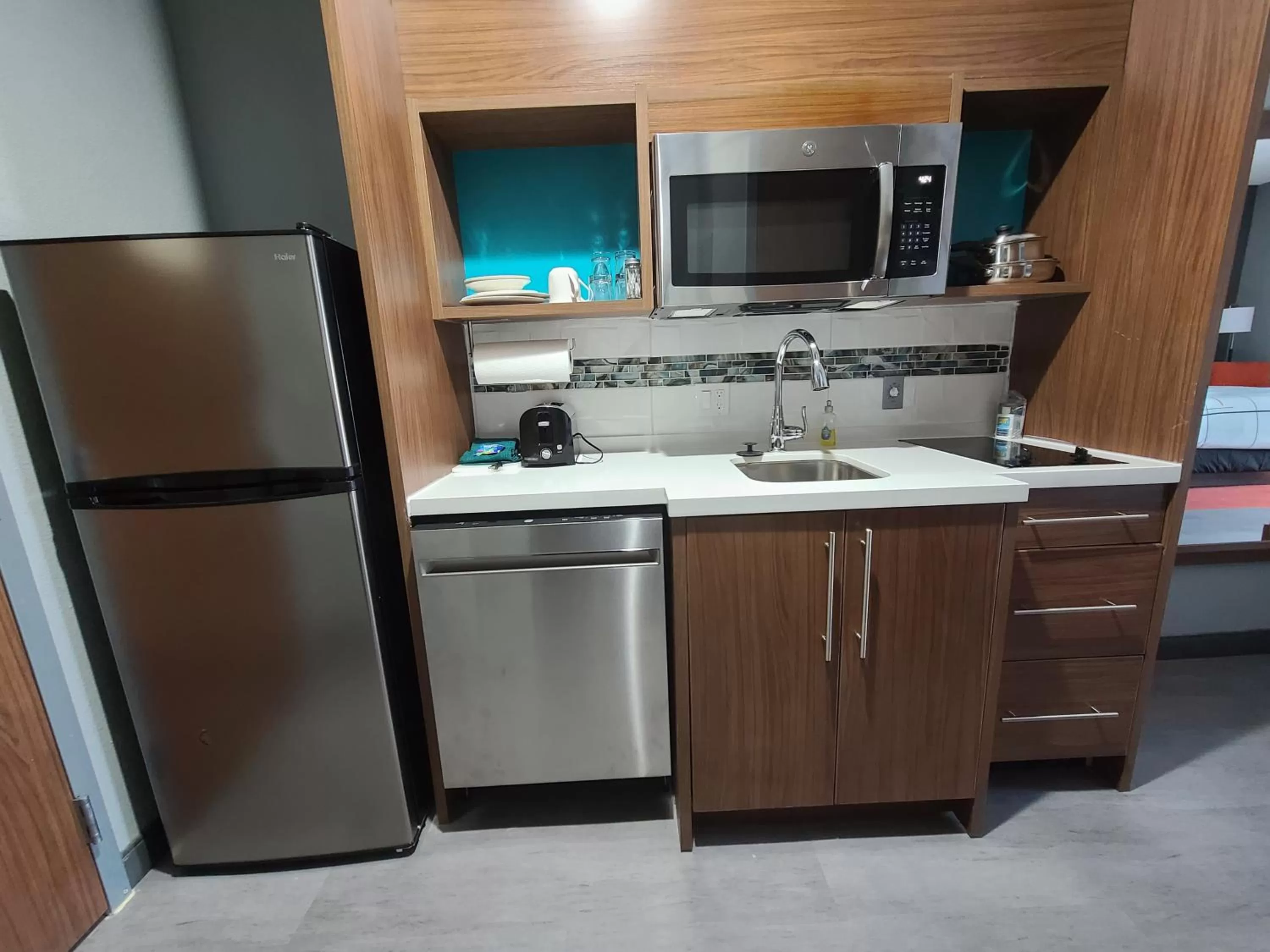 Kitchen or kitchenette in La Quinta Inn & Suites by Wyndham Fort Stockton Northeast
