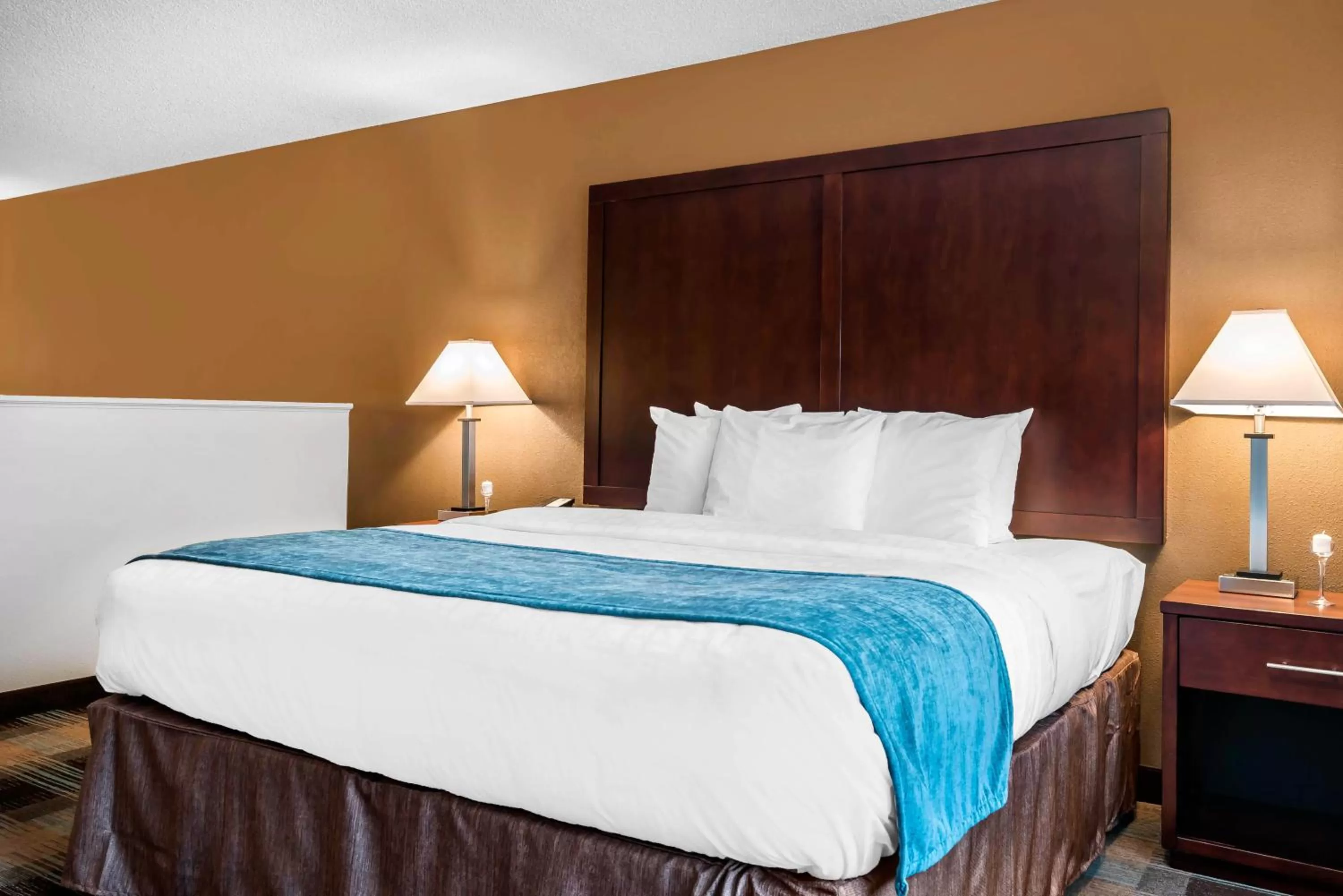 Bedroom, Bed in Oasis Inn Tacoma