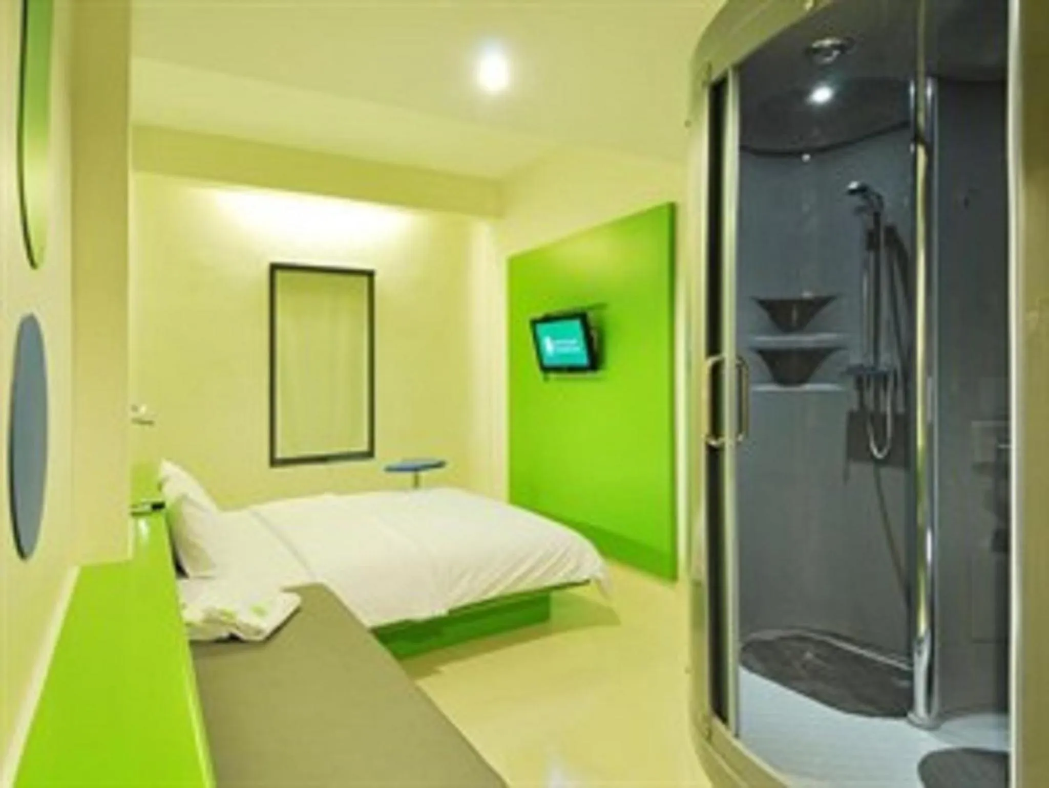 Bathroom, Bed in POP! Hotel Tanjung Karang