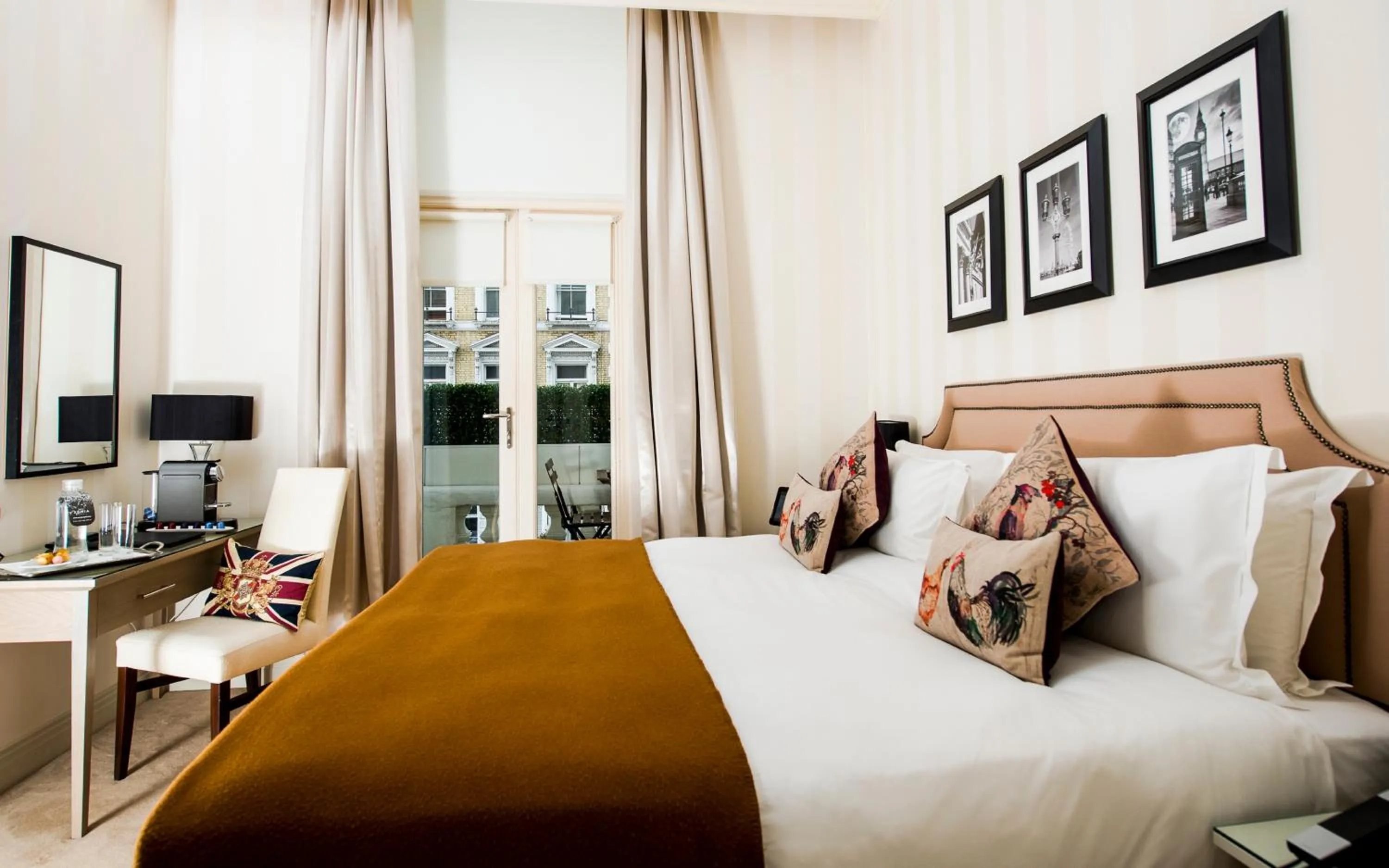 Bedroom, Bed in Hotel Xenia - Autograph Collection