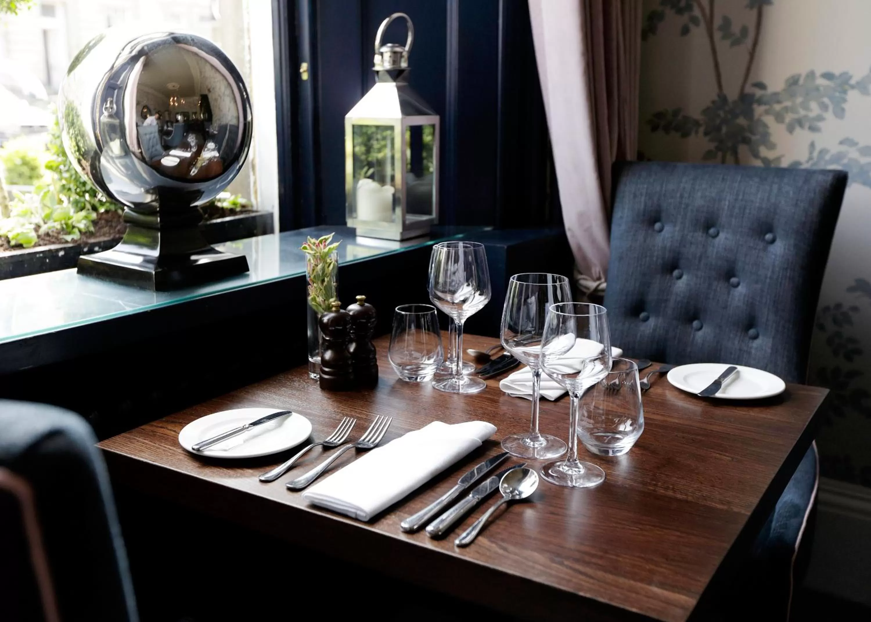 Restaurant/places to eat in Nira Caledonia