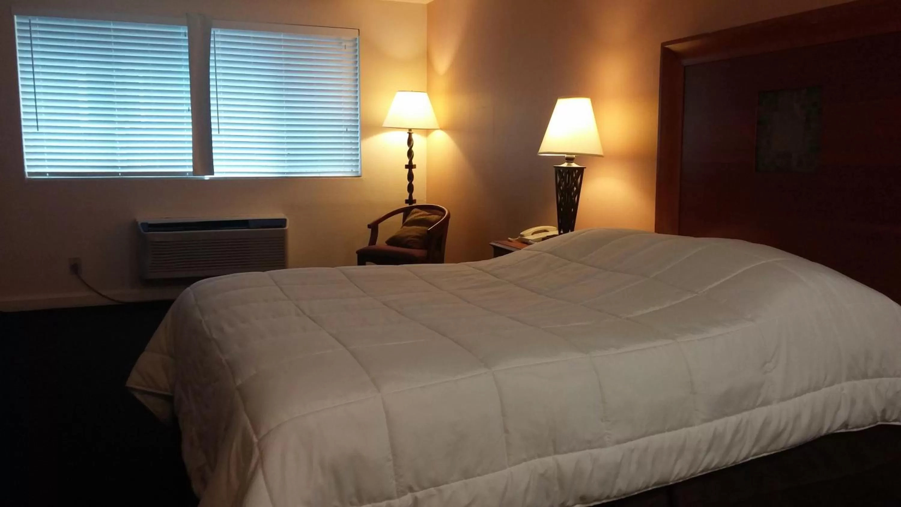 Day, Bed in Grays Harbor Inn & Suites