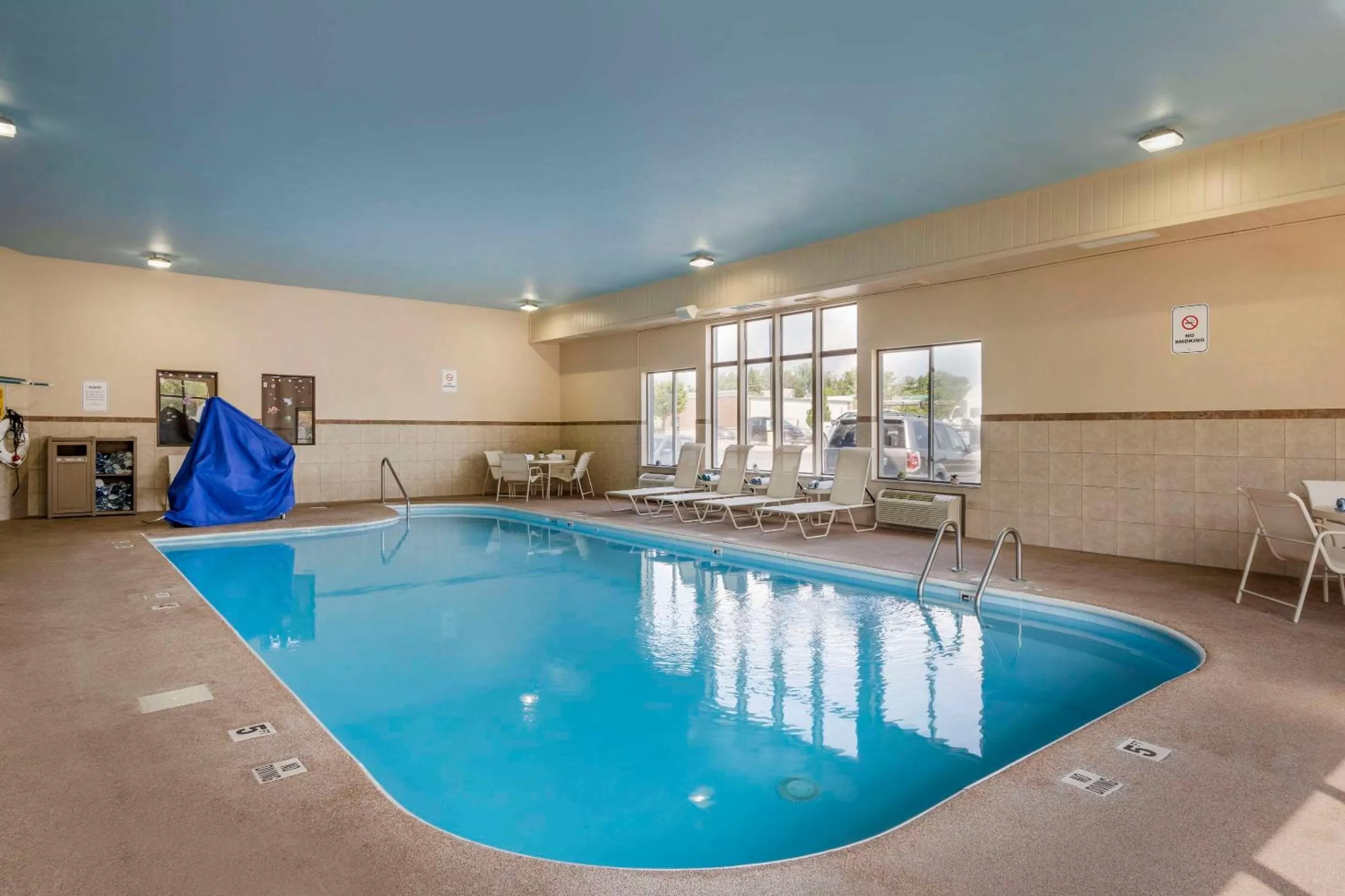 Swimming pool in Quality Inn & Suites Delaware South