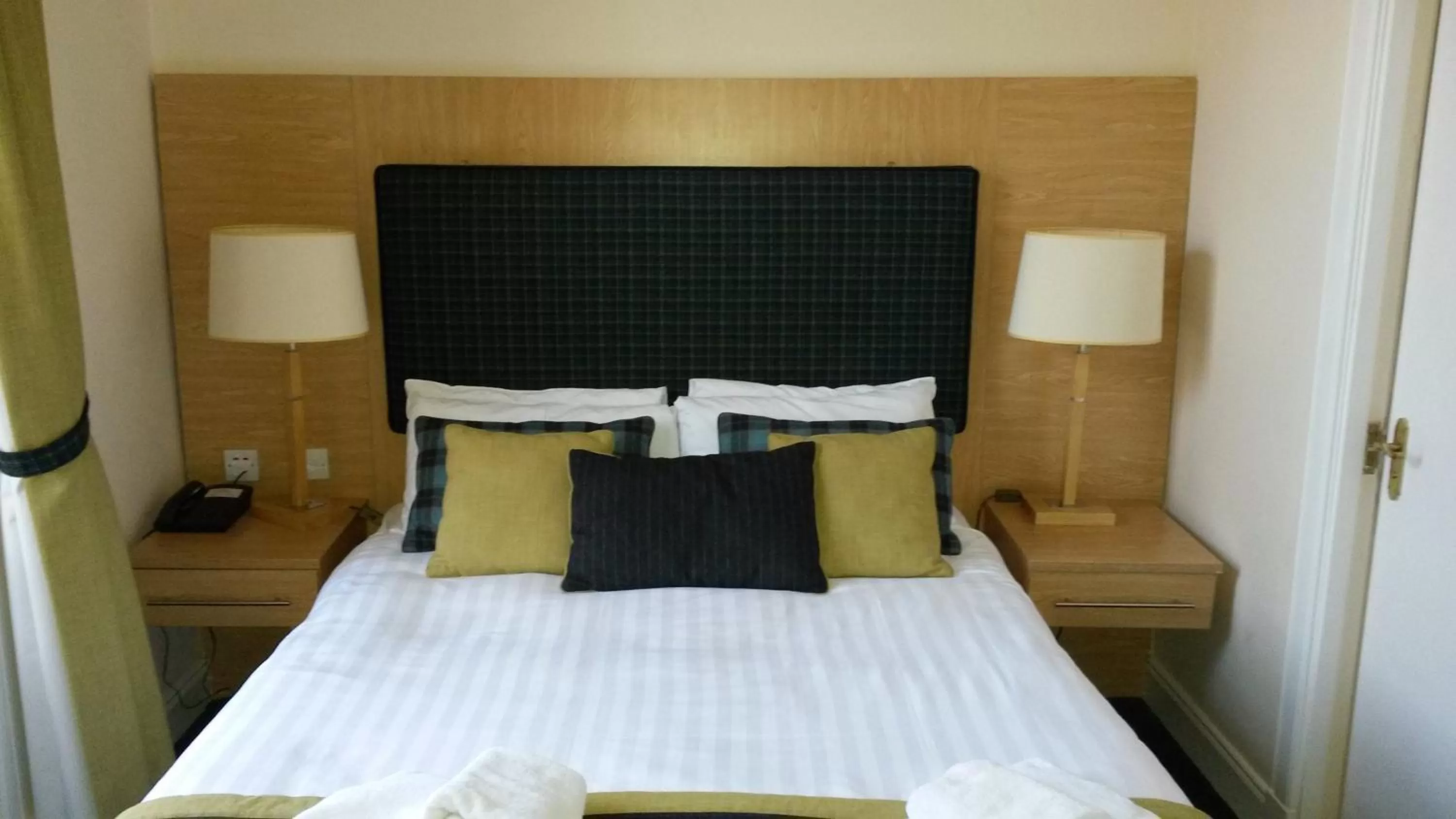 Bedroom, Bed in Northern Hotel