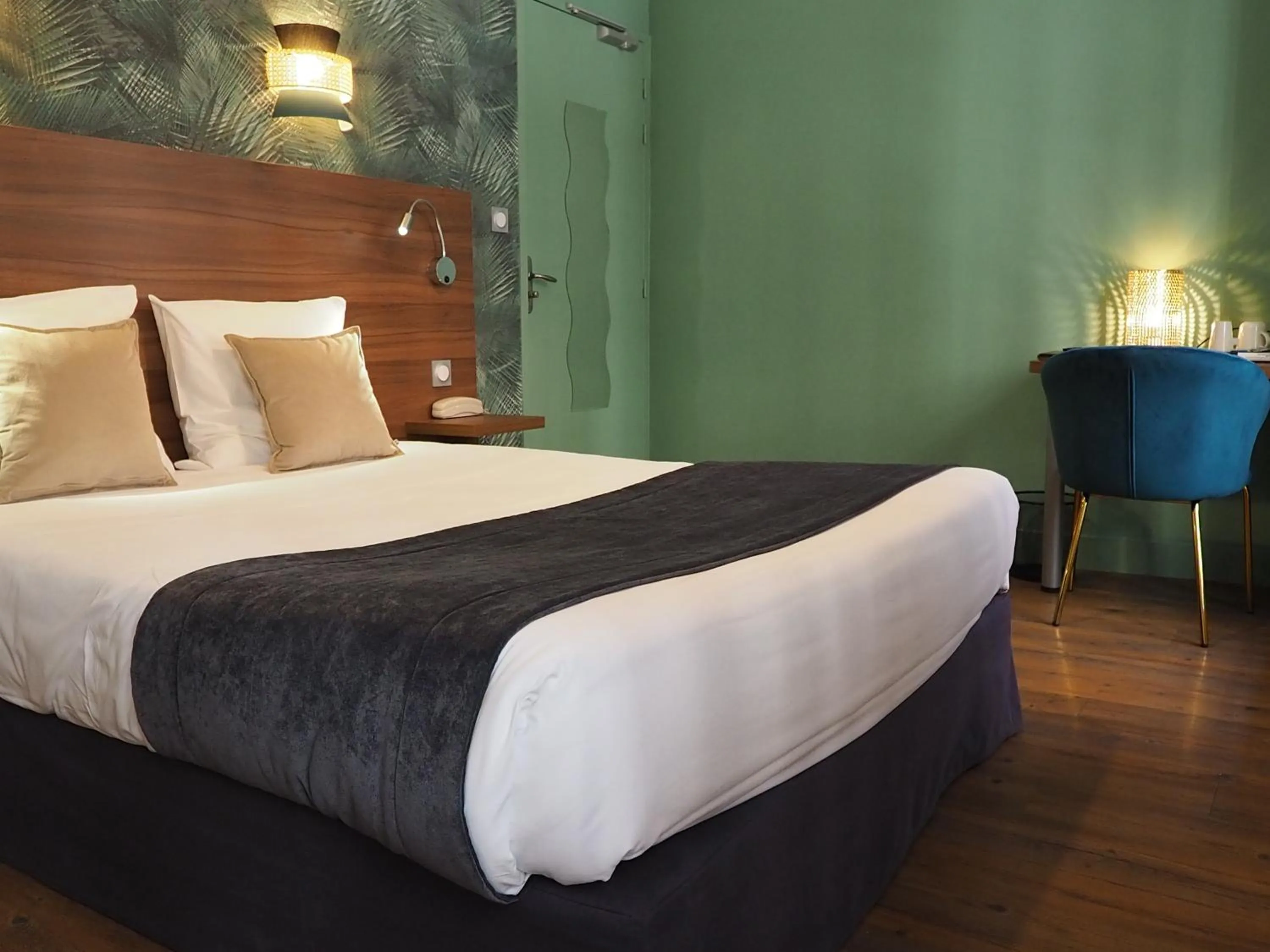 Bedroom, Bed in Hôtel du Dauphin