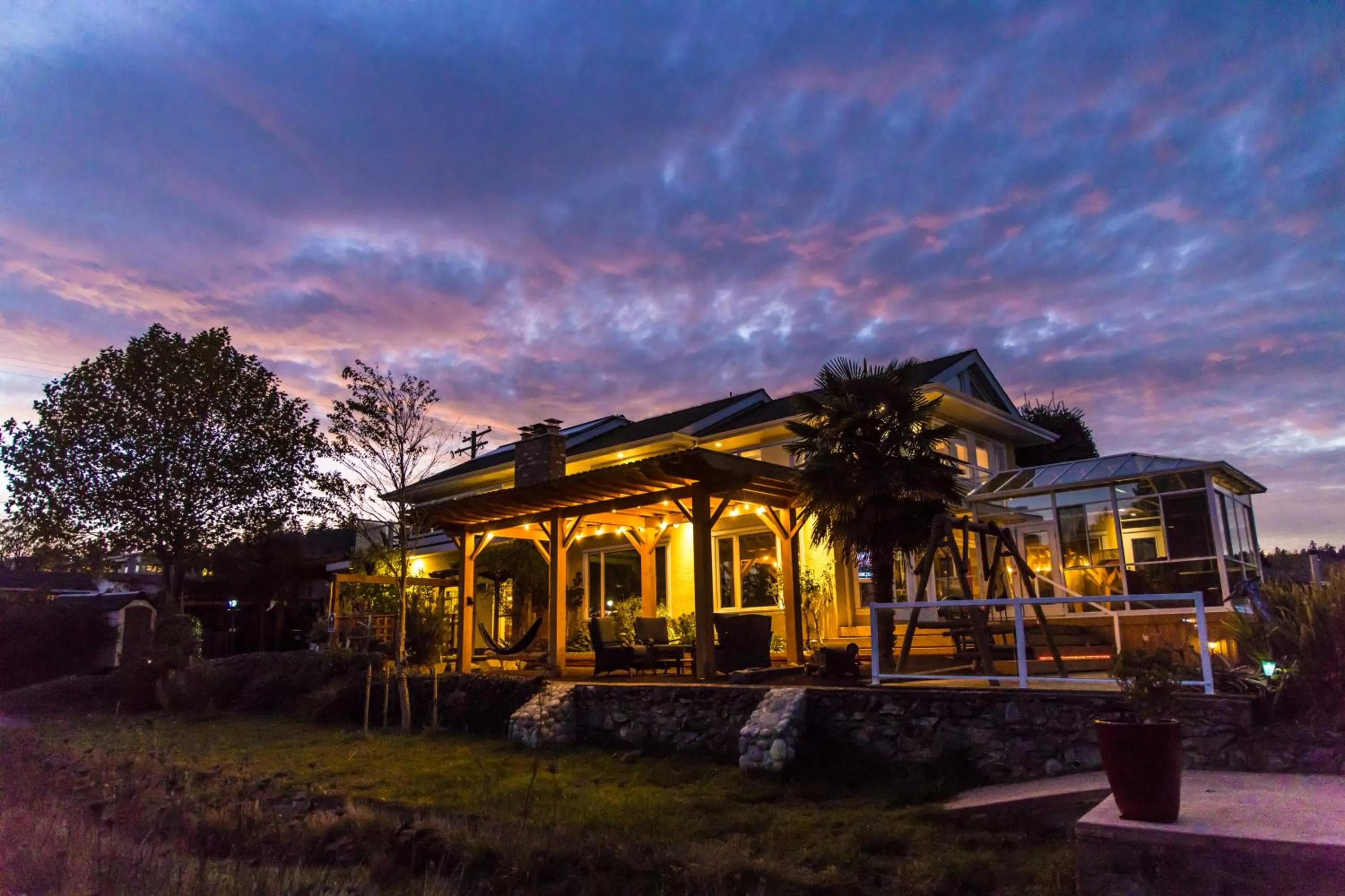 Property building in Birds of a Feather Victoria Oceanfront Studio Suites