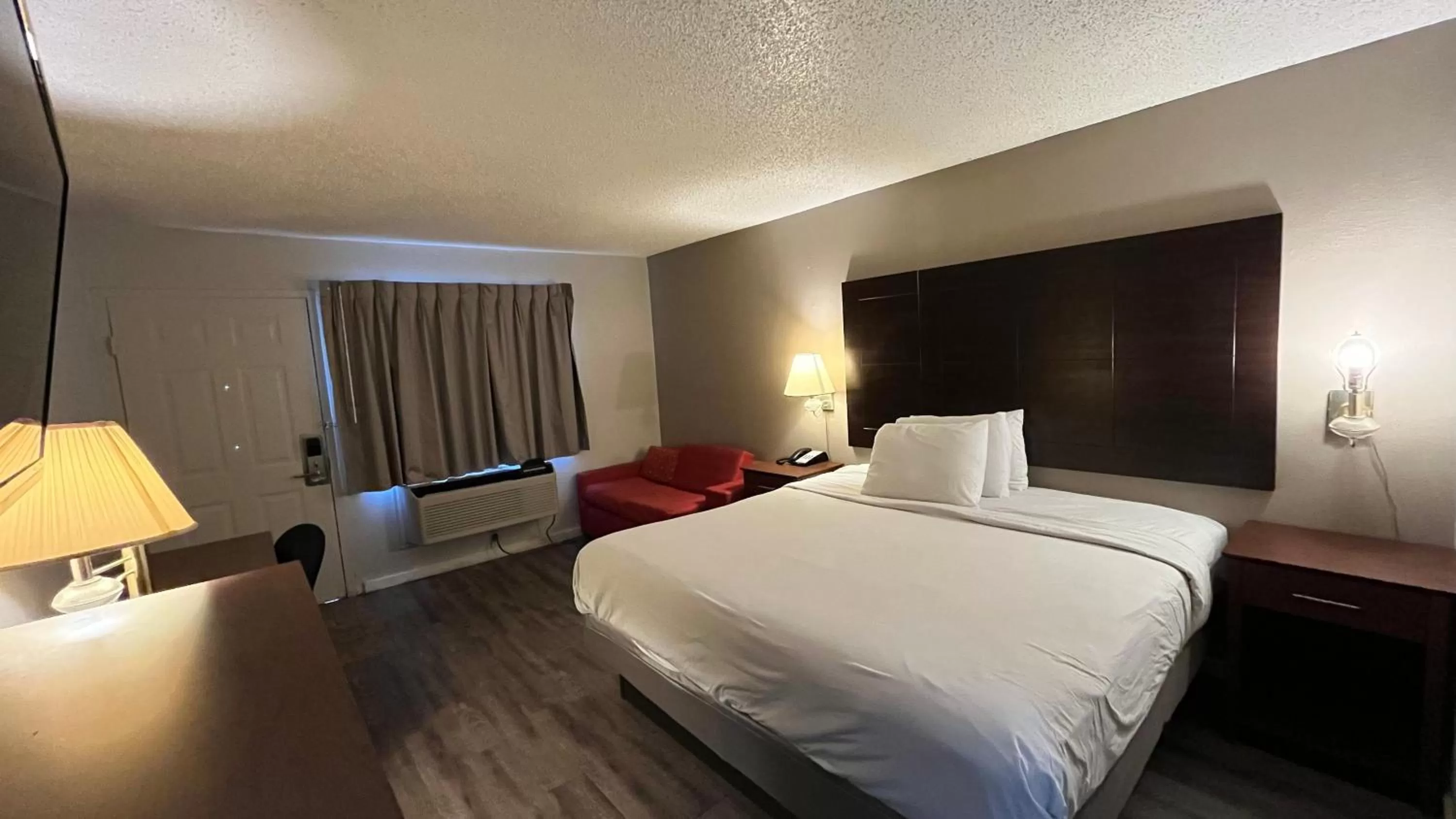 Standard King Room in Motel 6 Tulsa, OK Airport