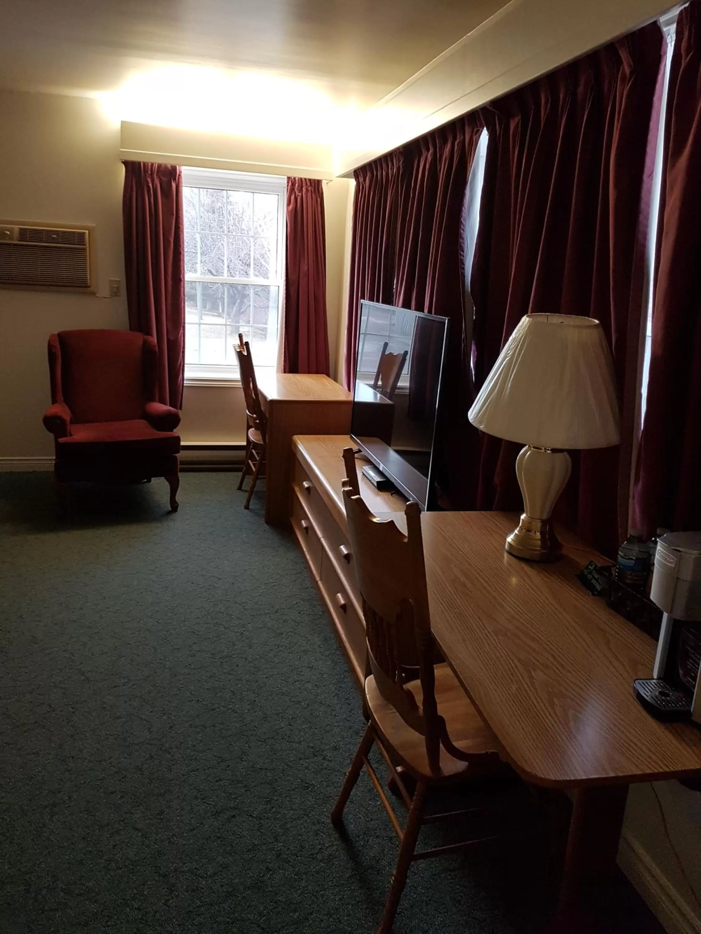 TV/Entertainment Center in Covered Bridge Inn & Suites