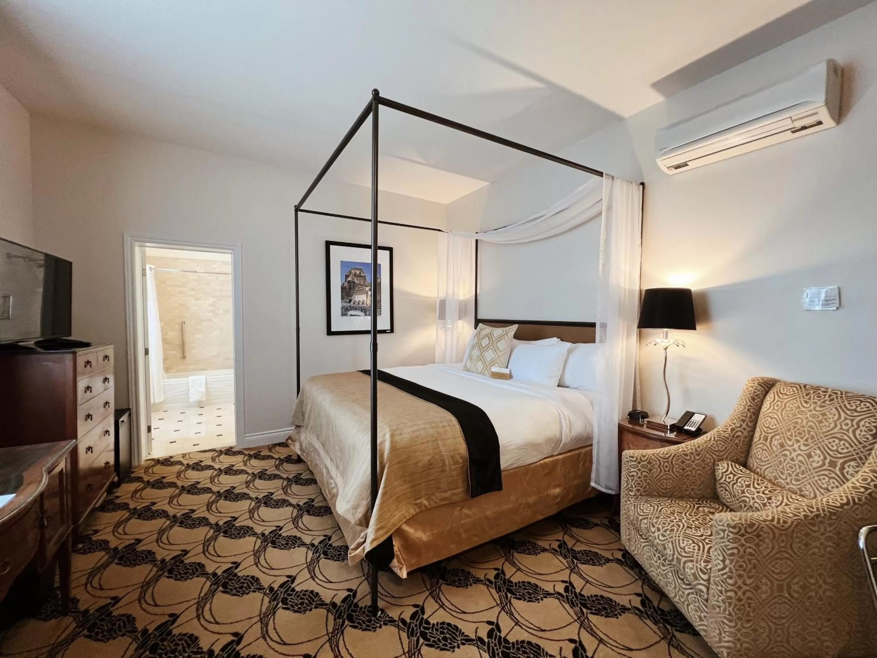 Bed in Hotel Manoir D'Auteuil - Par Aneyro