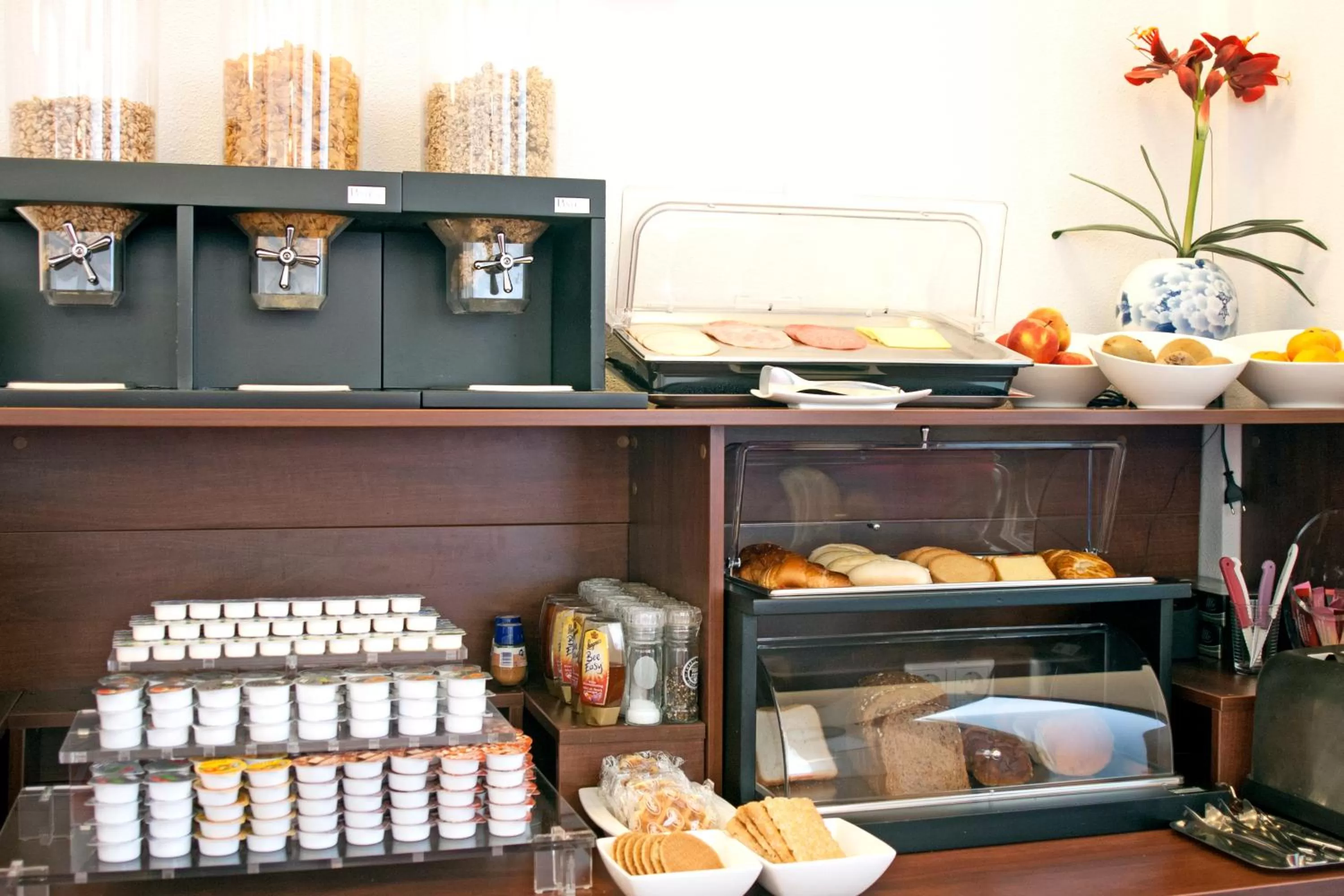 Restaurant/places to eat in Hotel Allure