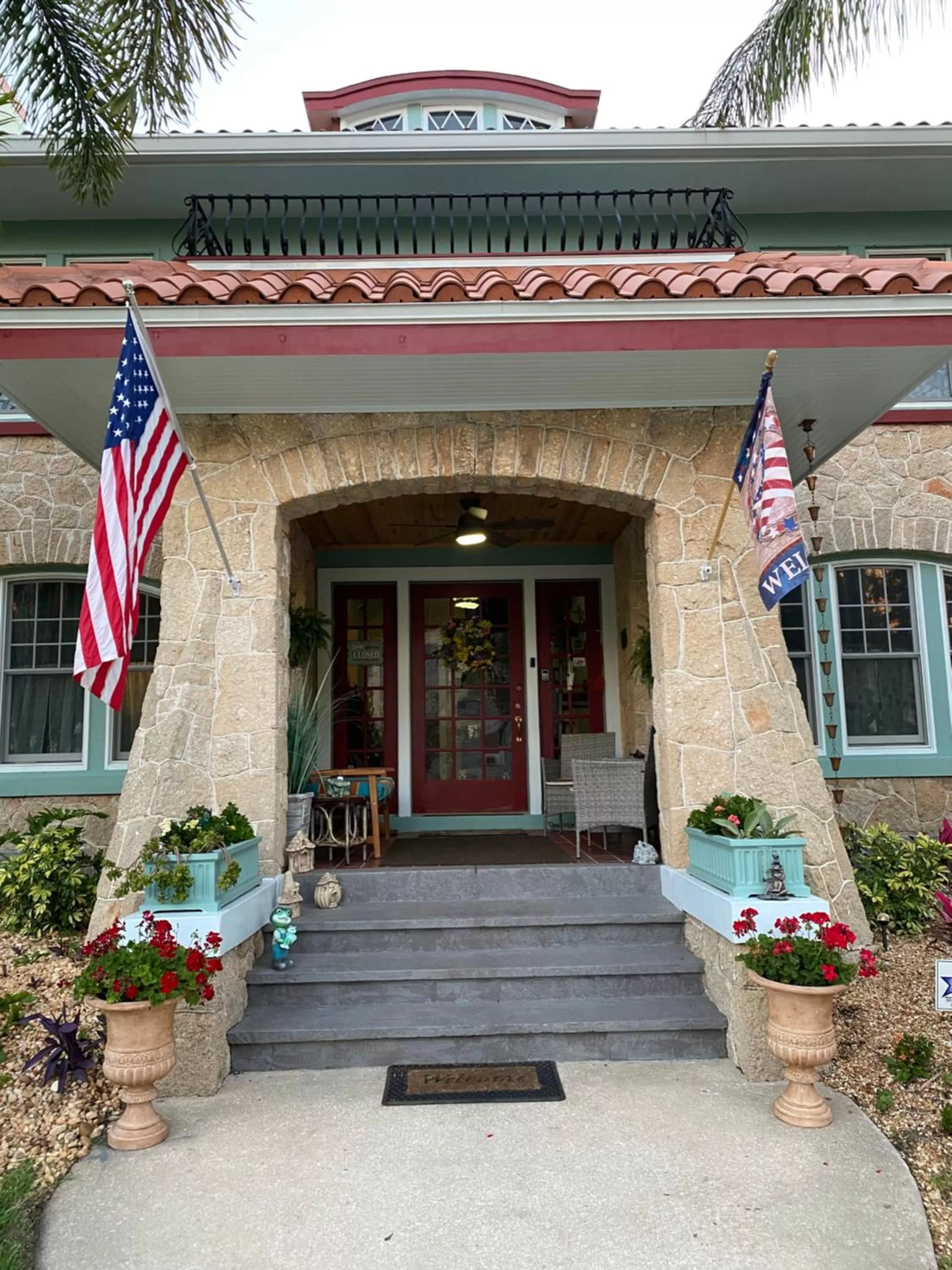 Facade/entrance in Ms. Maggie's South Country Inn