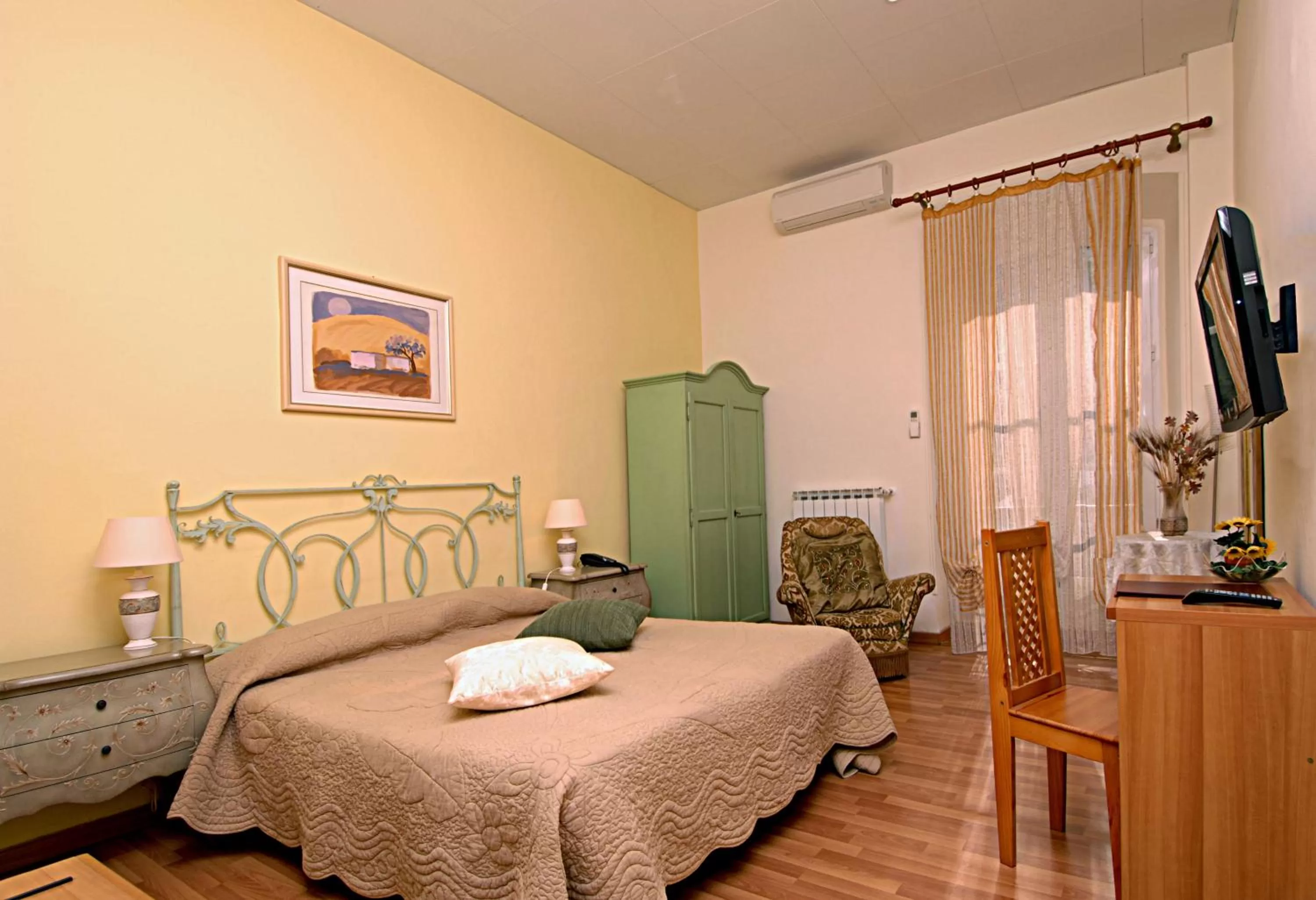 Bedroom, Bed in Hotel Alexander & Spa