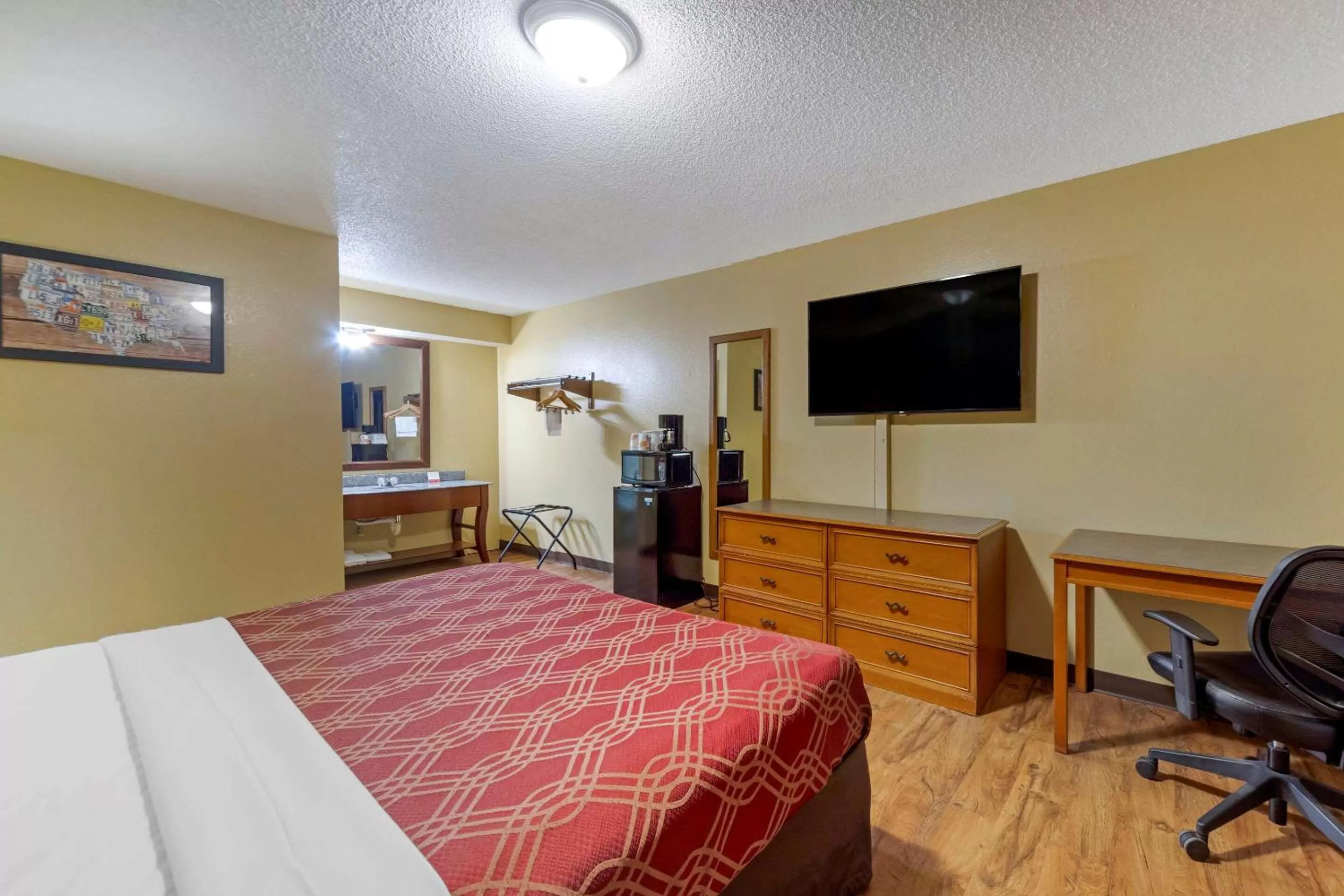 Photo of the whole room, Bed in Econo Lodge