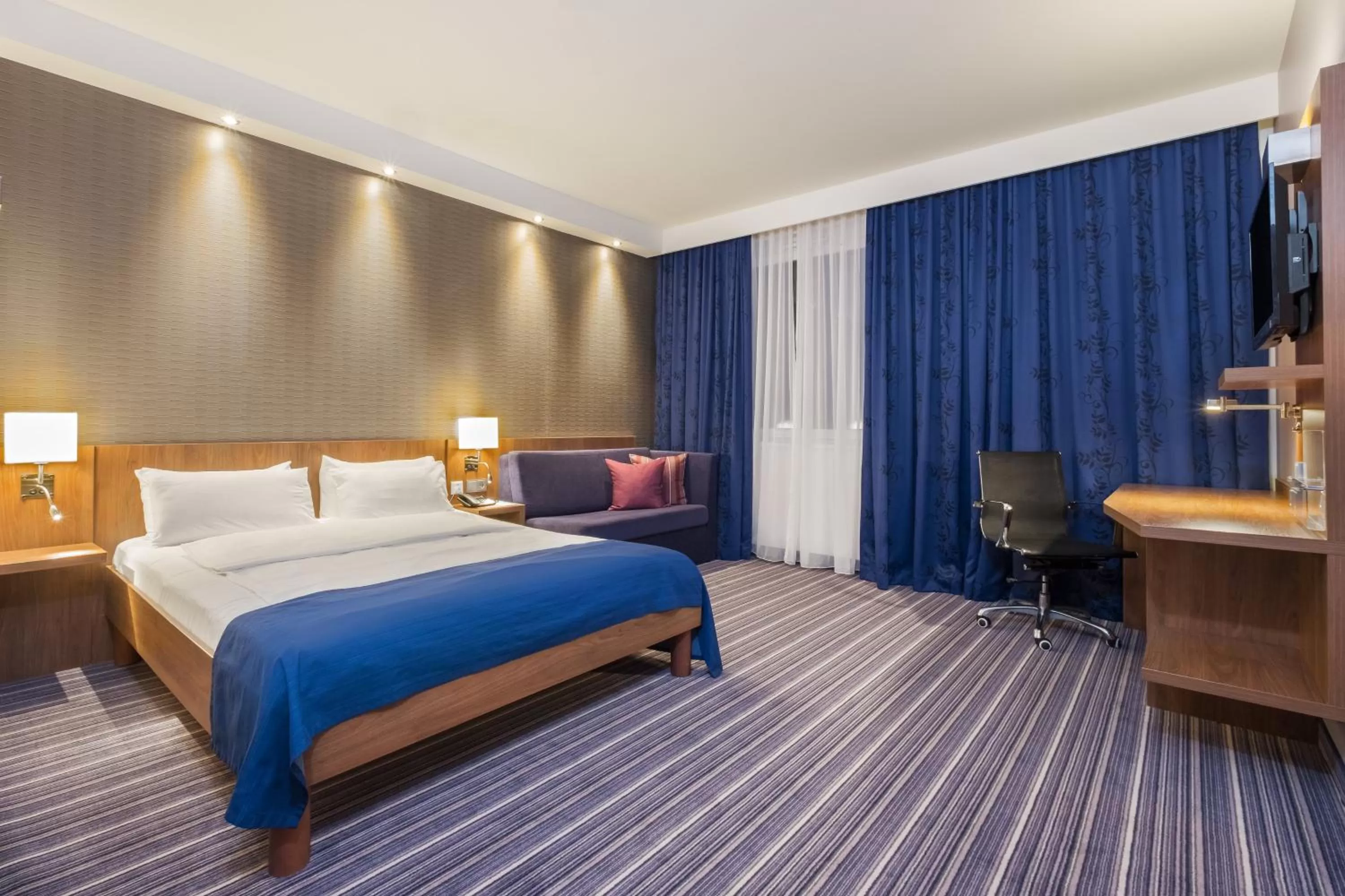 Photo of the whole room, Bed in Holiday Inn Express Friedrichshafen by IHG