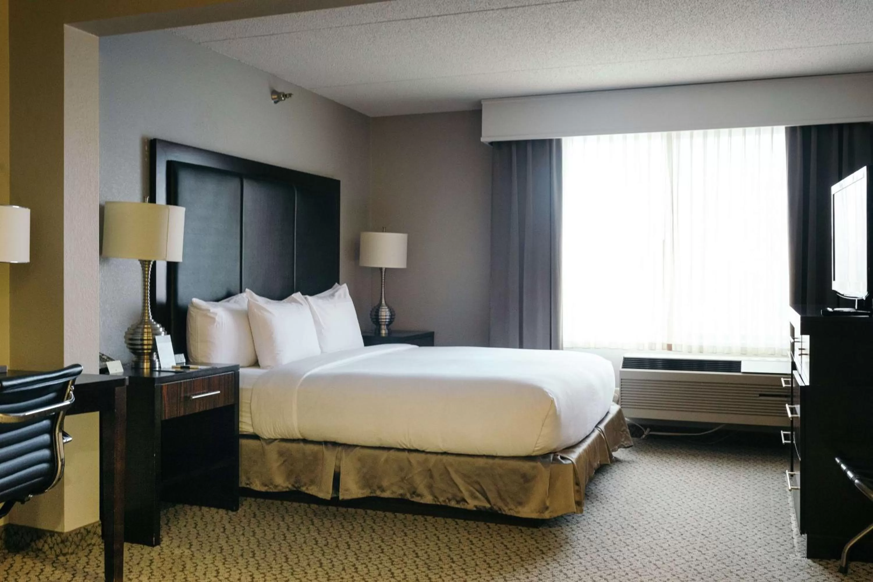 King Suite with Whirlpool in Doubletree Des Moines Airport