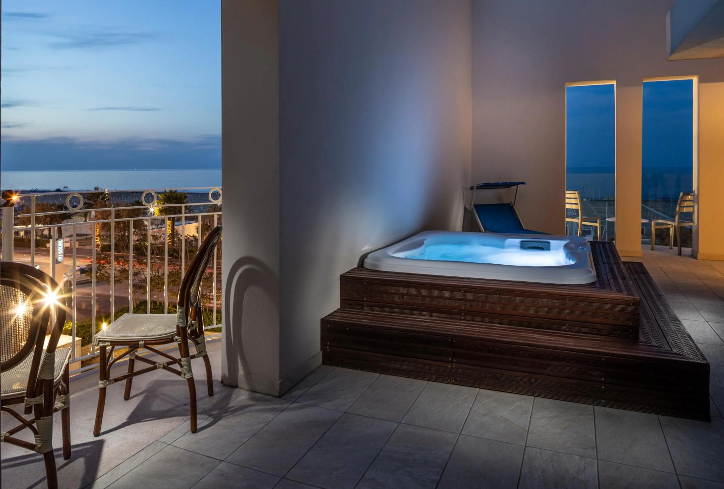 Hot Tub, Bed in Hotel Ambassador