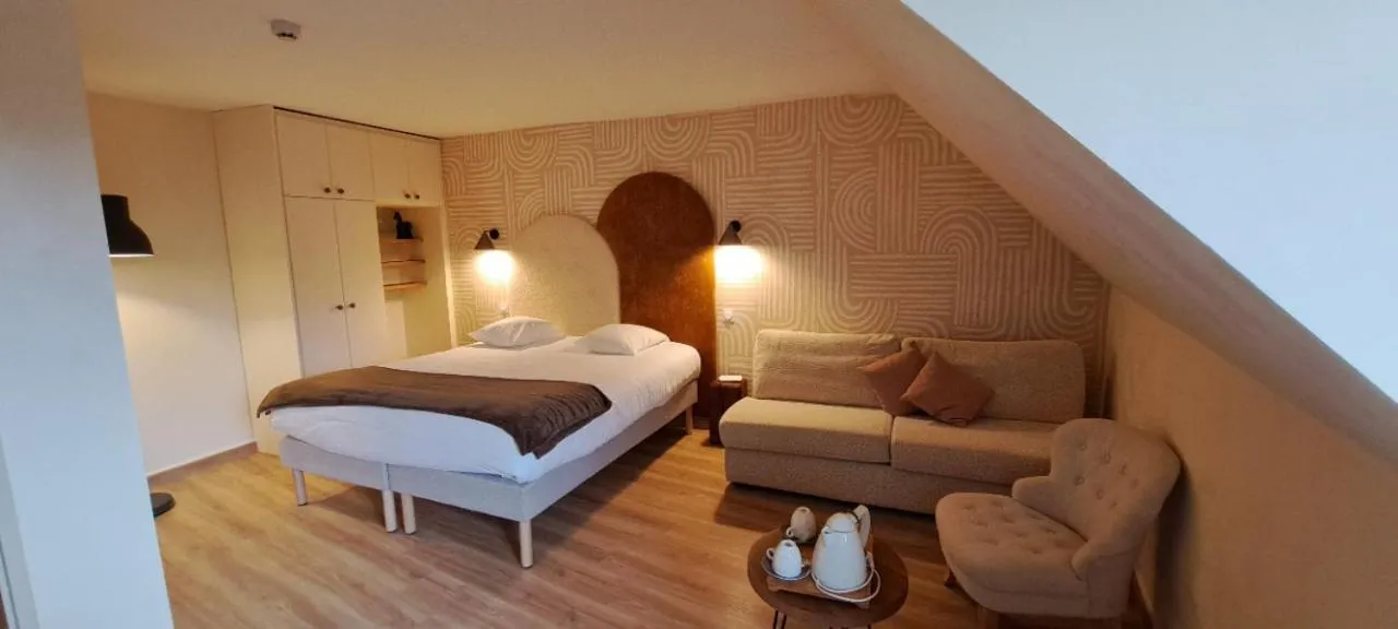 Bed in Logis Hostellerie des Clos et restaurant Bistrot des grands crus et Maison de la tour Chablis