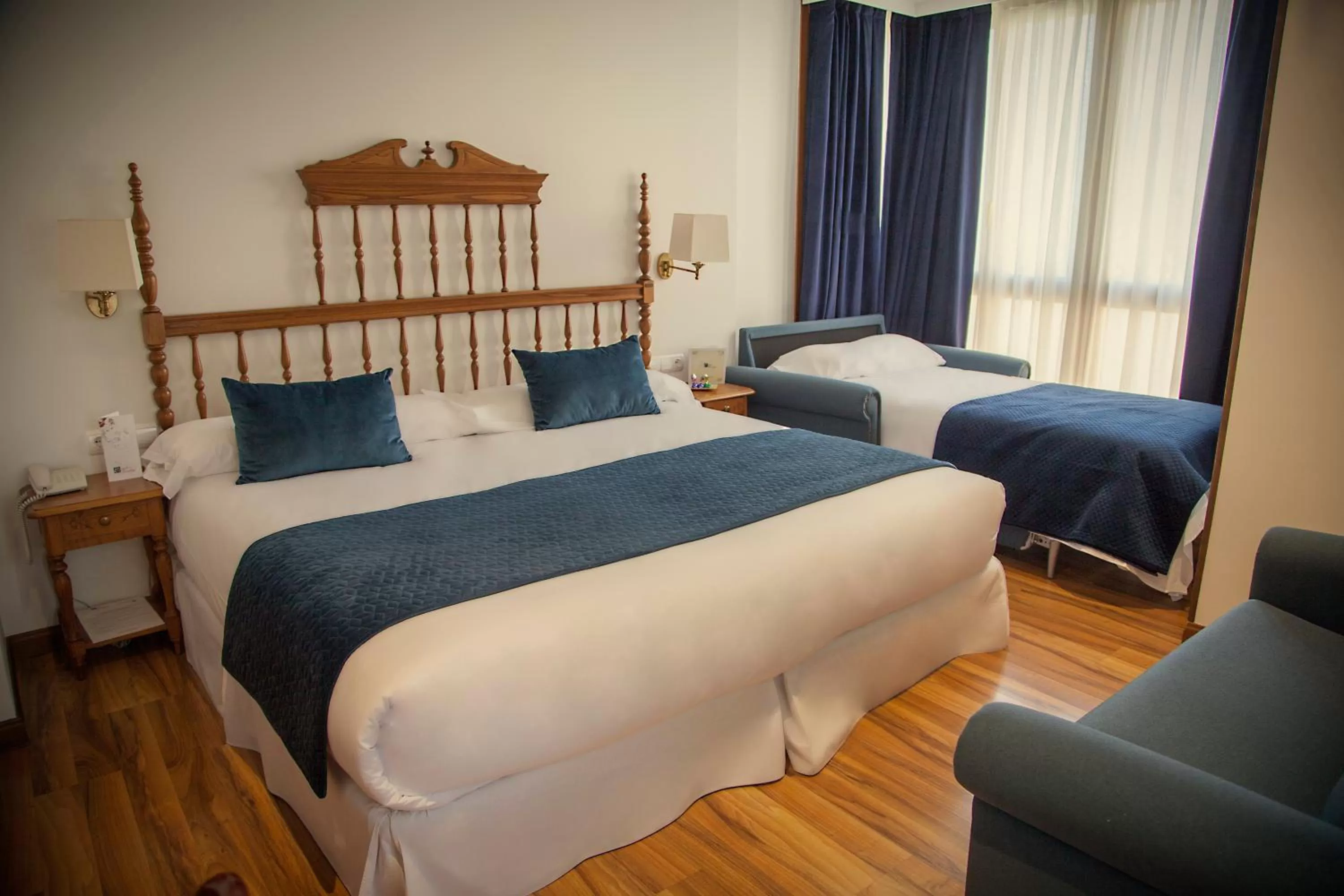 Photo of the whole room, Bed in Palacio Azcárate Hotel