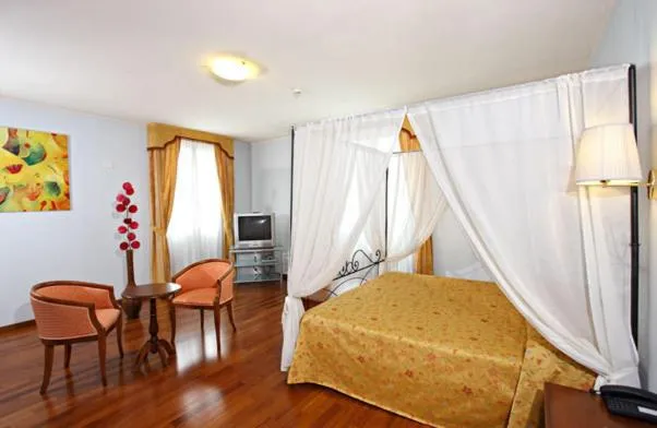 Photo of the whole room, Bed in Hotel Gabarda