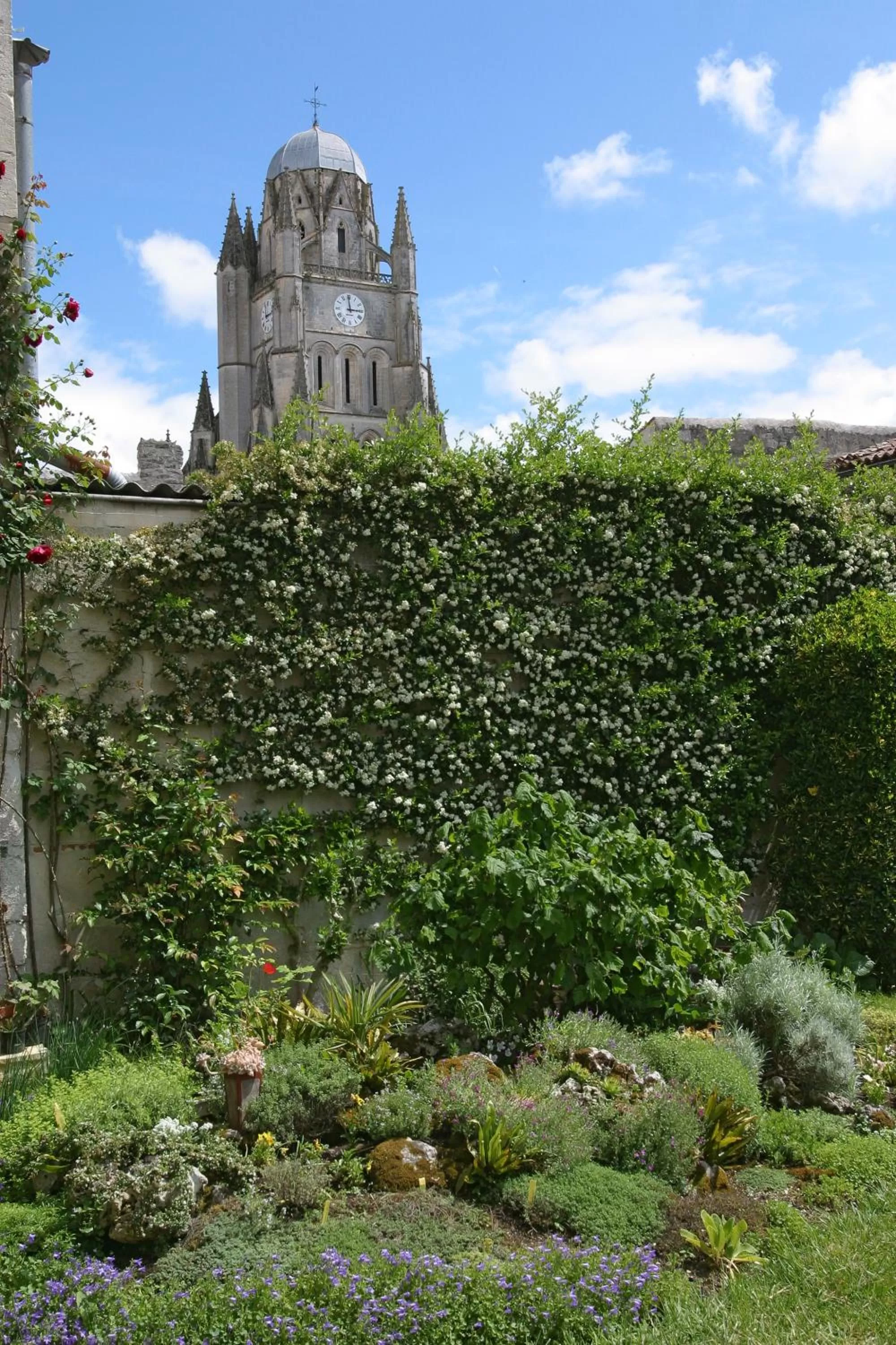 Decorative detail in La Porte Rouge - The Red Door Inn