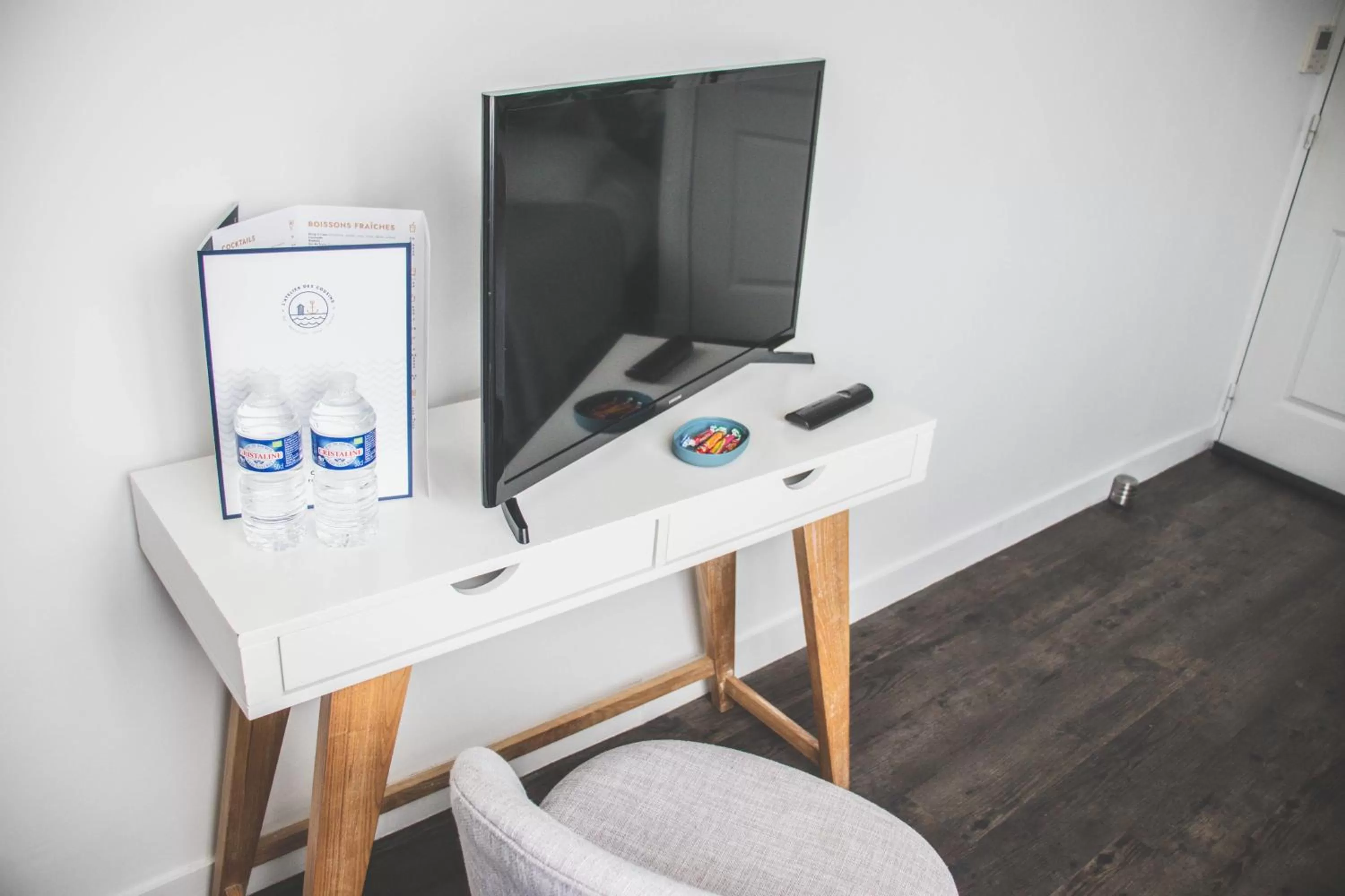 TV and multimedia in Hôtel Restaurant L'Atelier des Cousins