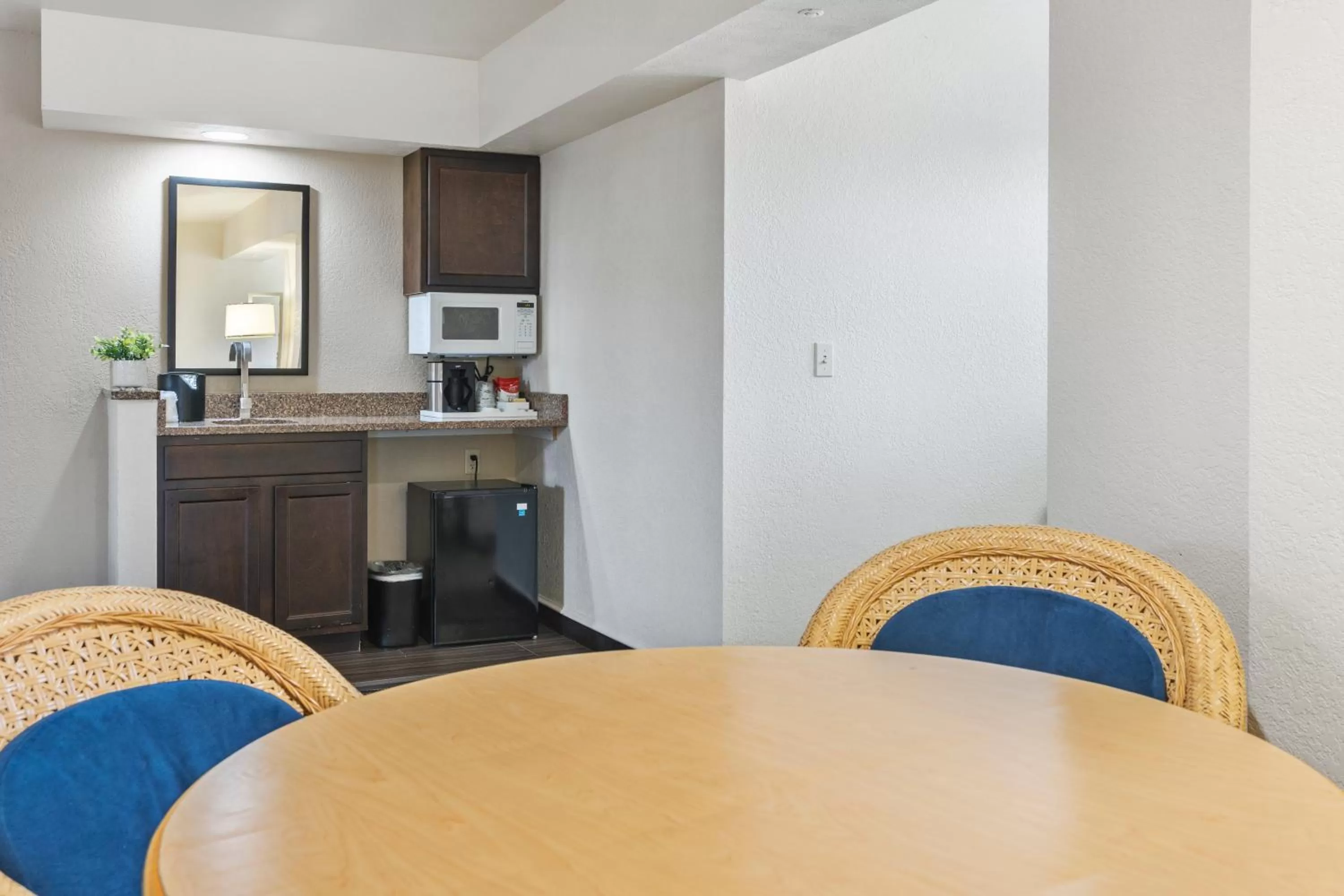 Kitchen or kitchenette in Cherry Tree Inn & Suites