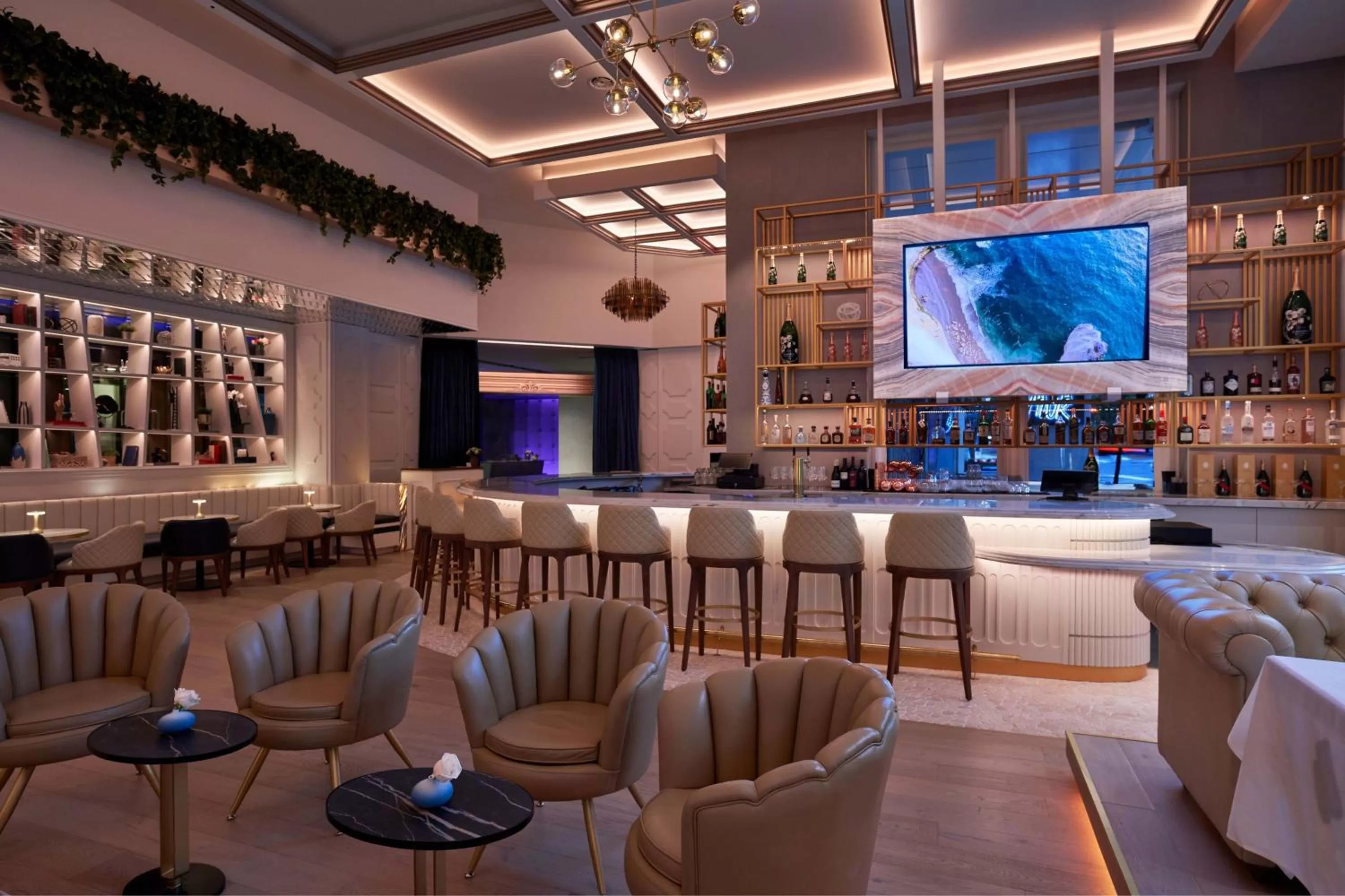 Lounge or bar in W Dallas