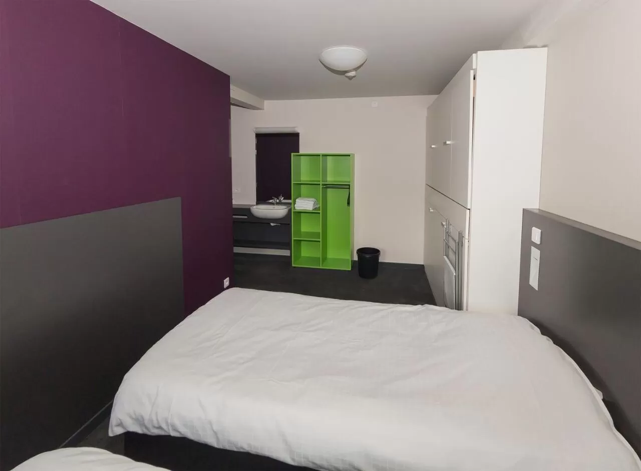 Photo of the whole room, Bed in Focus Budget