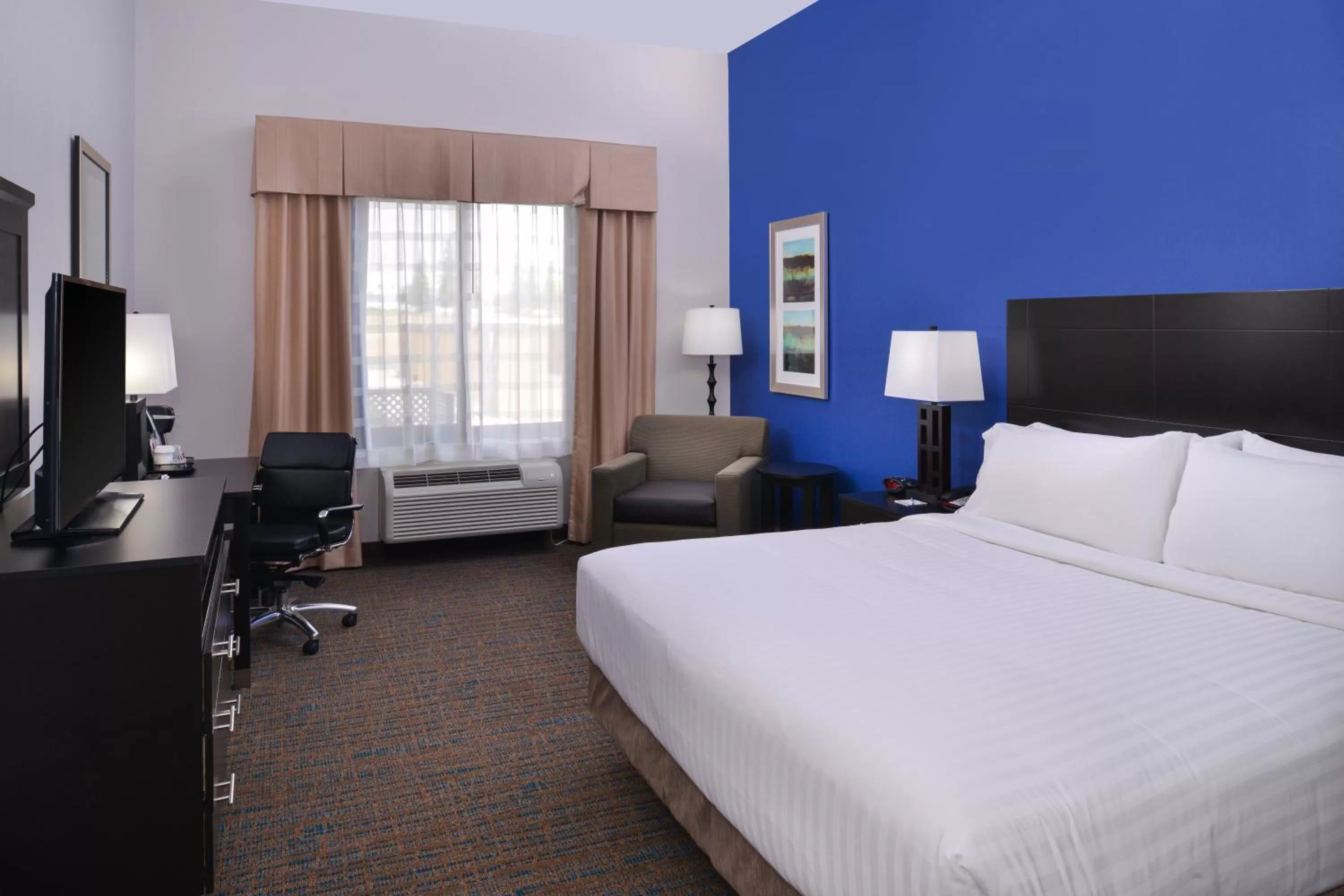 Photo of the whole room, Bed in Holiday Inn Express & Suites Bakersfield Airport by IHG