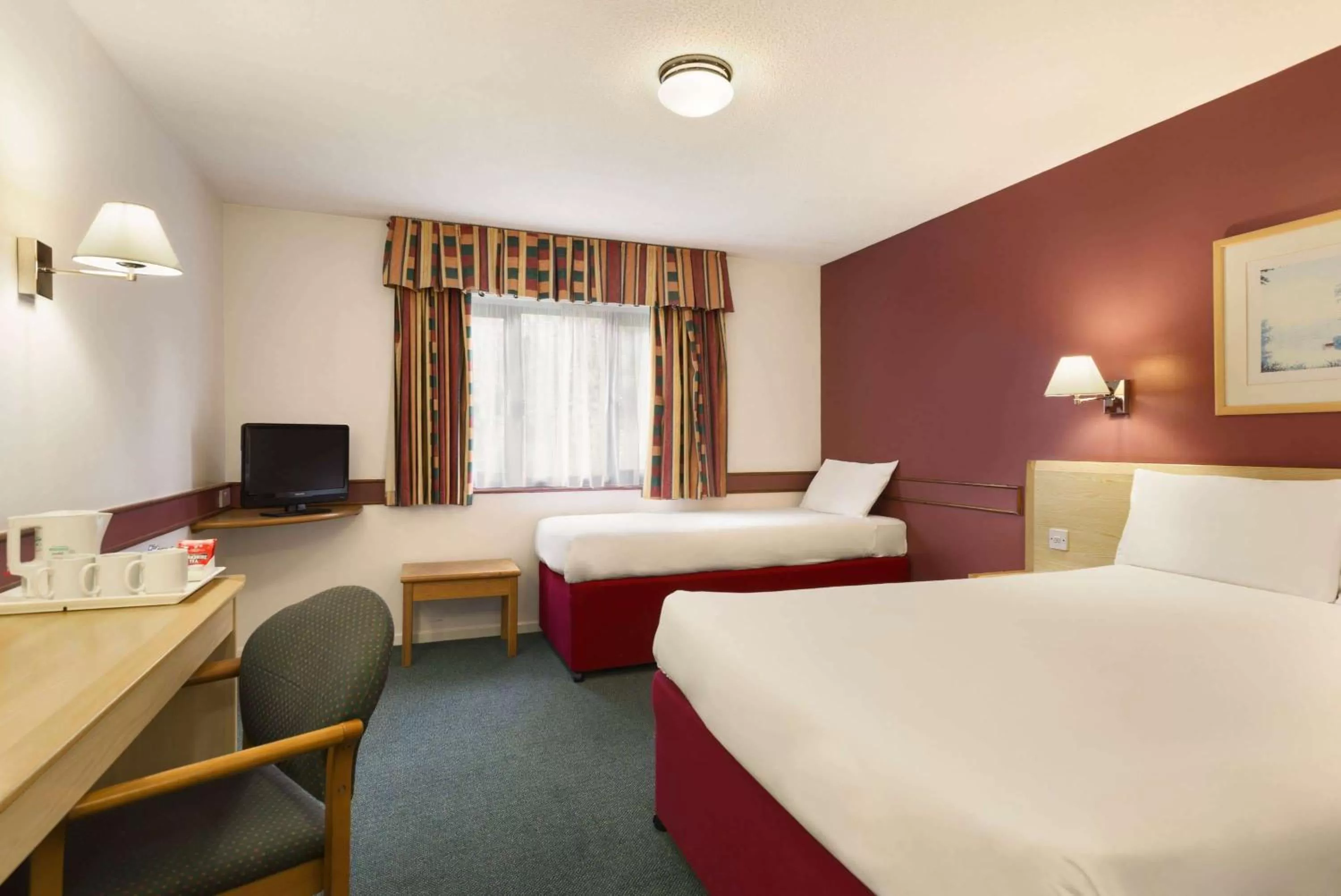 Photo of the whole room, Bed in Days Inn Hotel Bradford - Leeds