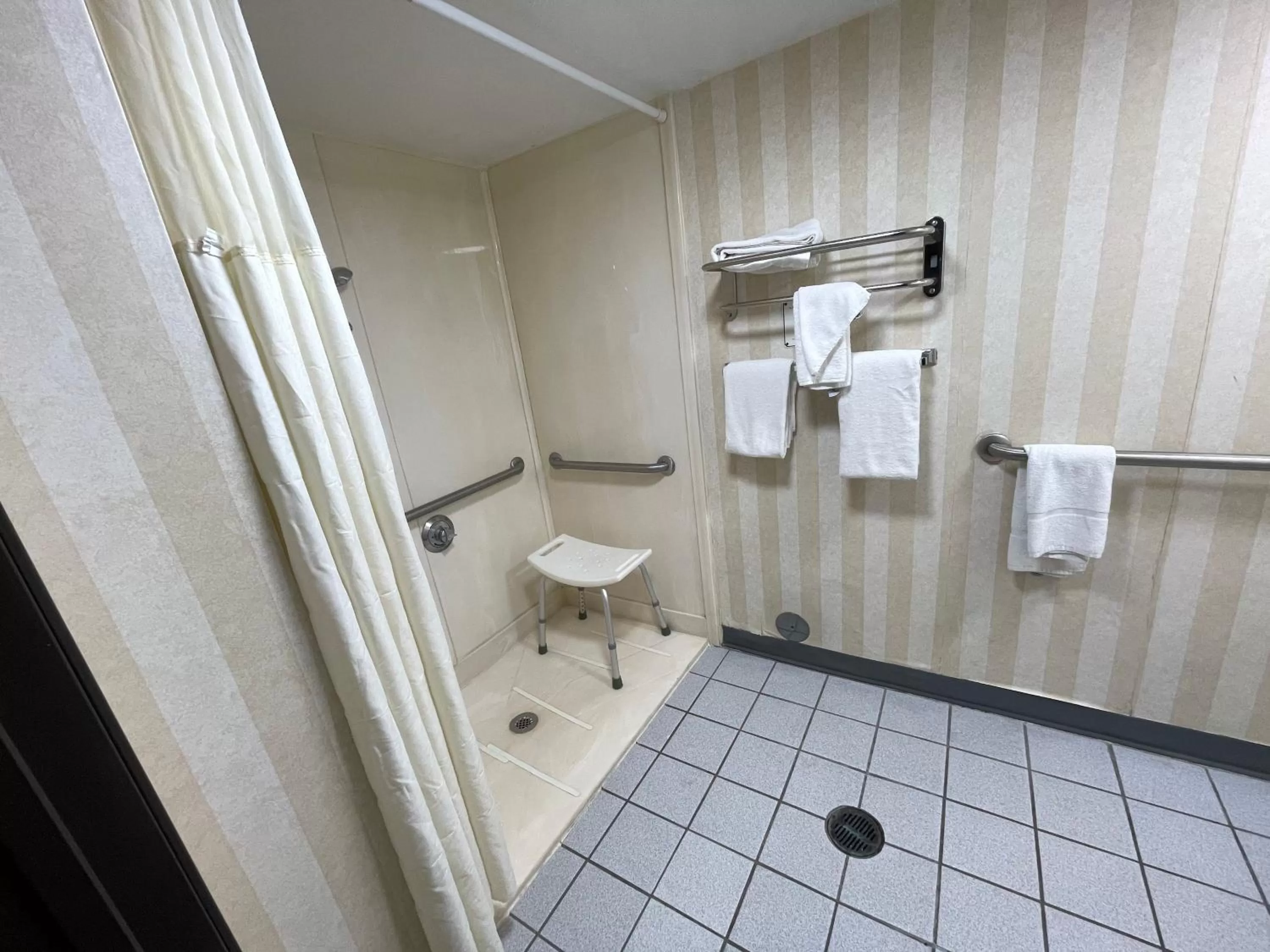 Property building in Quality Inn & Suites Gibsonia - Pittsburgh North