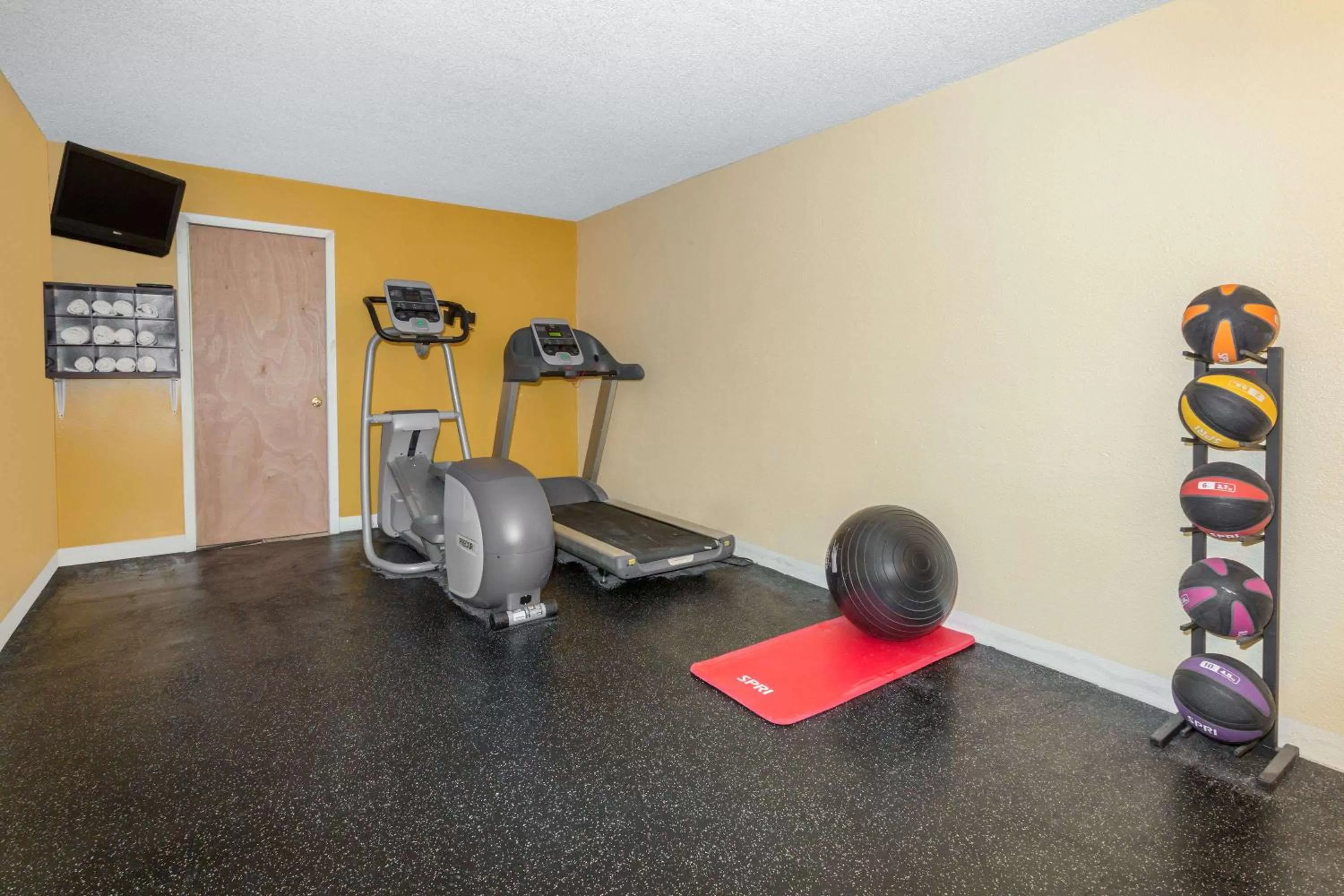 Fitness centre/facilities in Alamo Inn