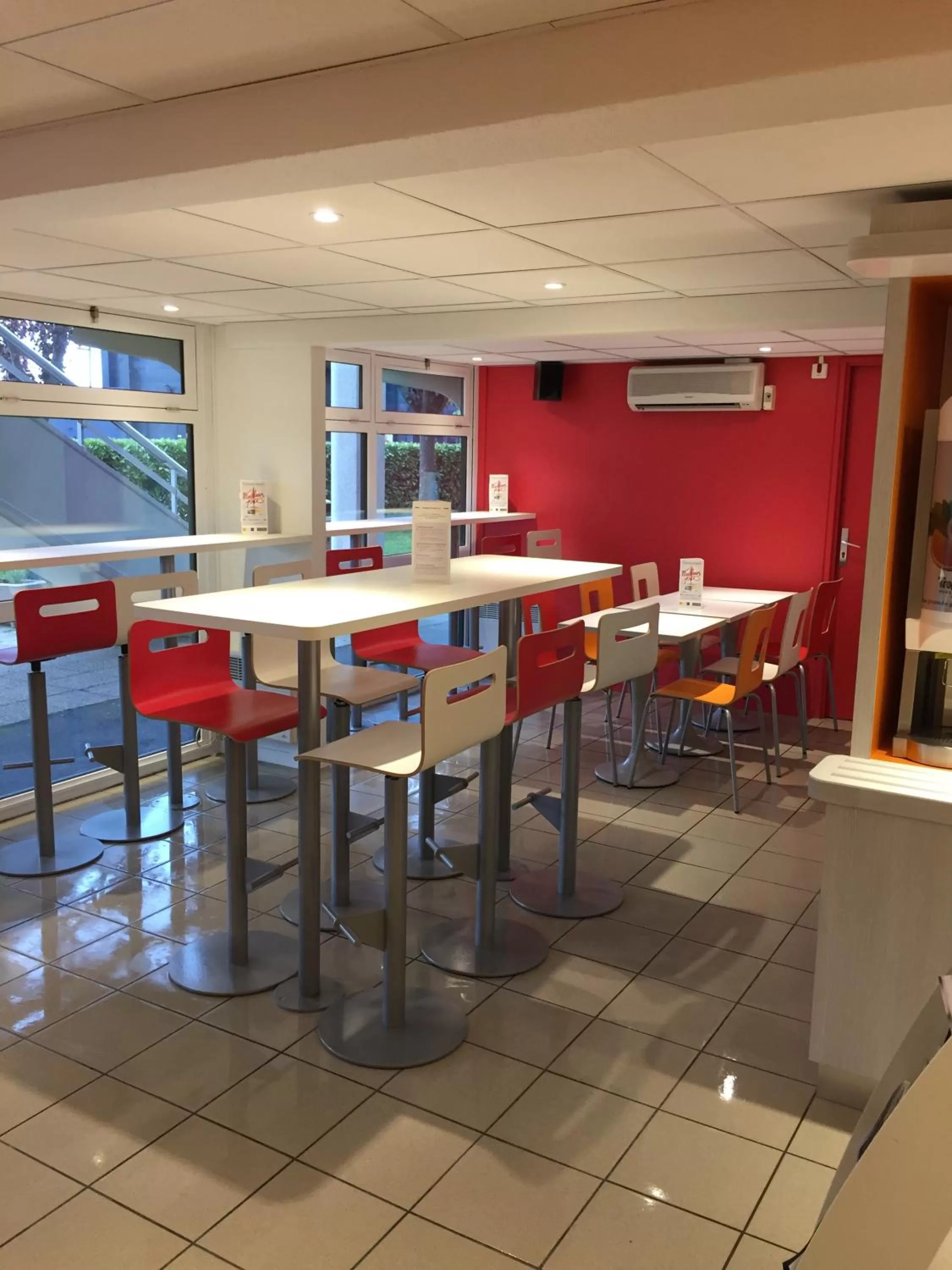 Lobby or reception in Premiere Classe Toulouse Sud - Portet