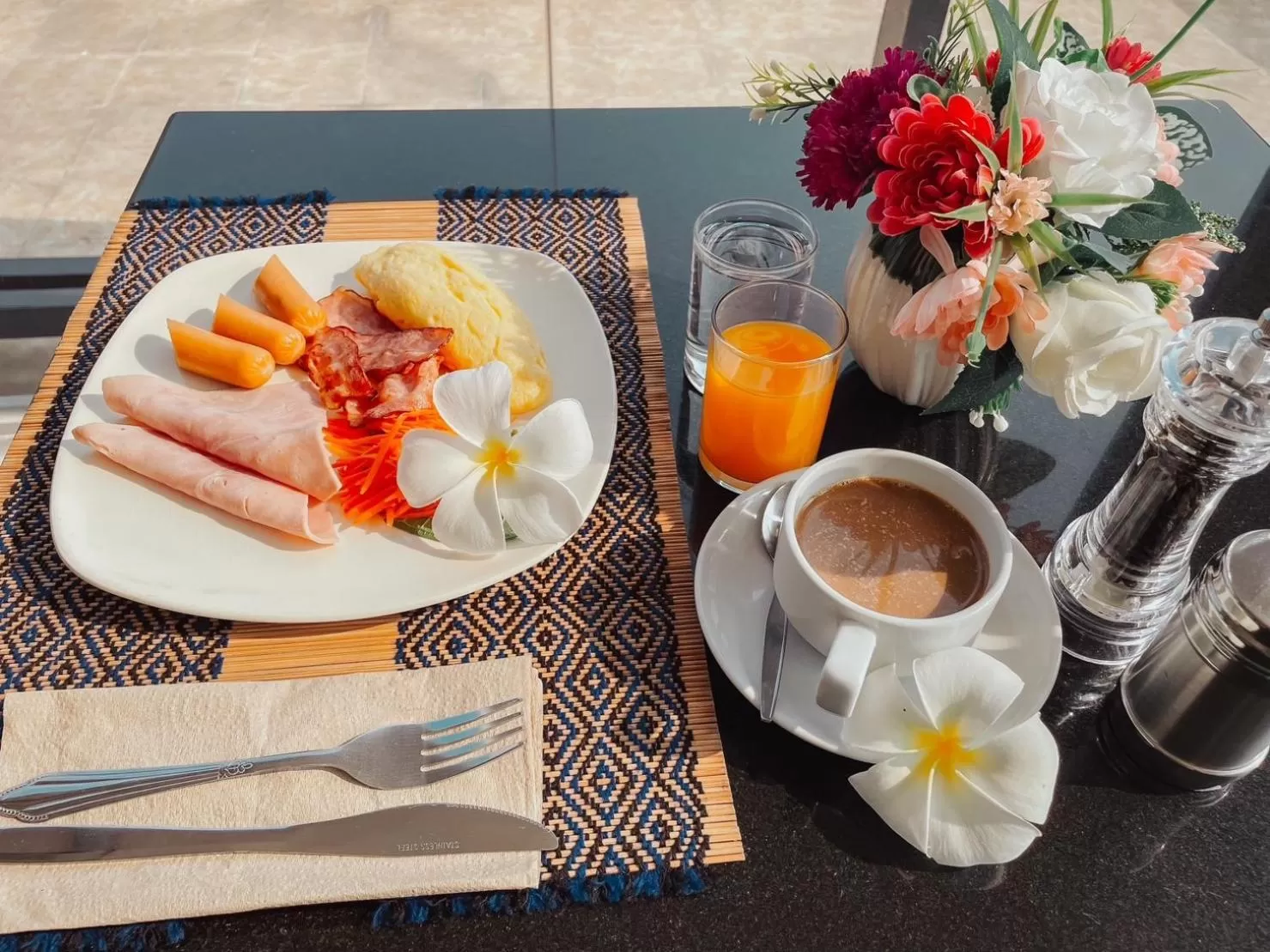 Food and drinks in Hotel De Khuvieng