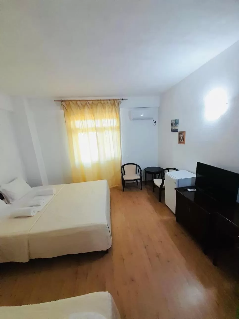 Communal lounge/ TV room, Bed in Perla