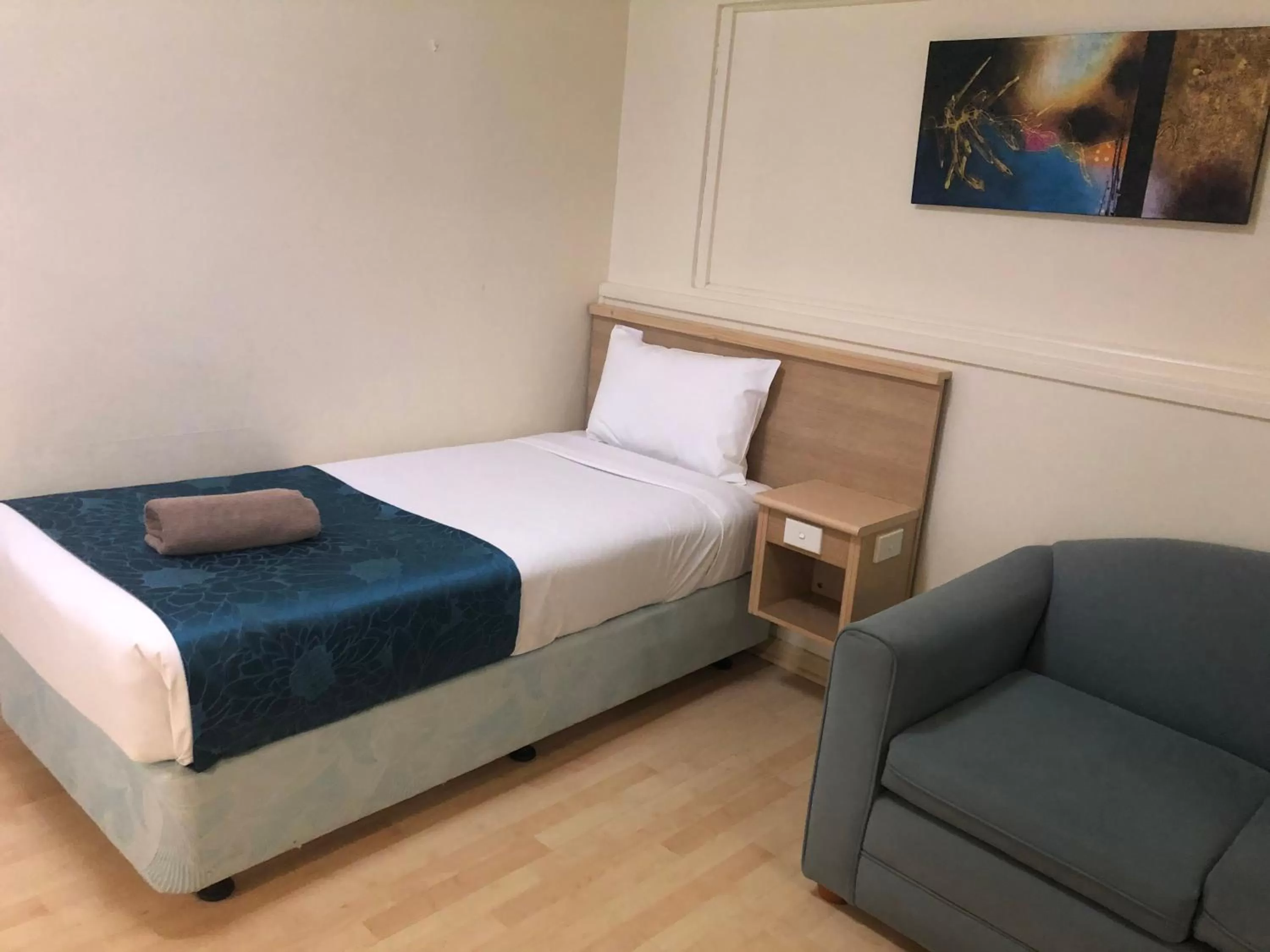 Bed in Countryman Motor Inn Cowra