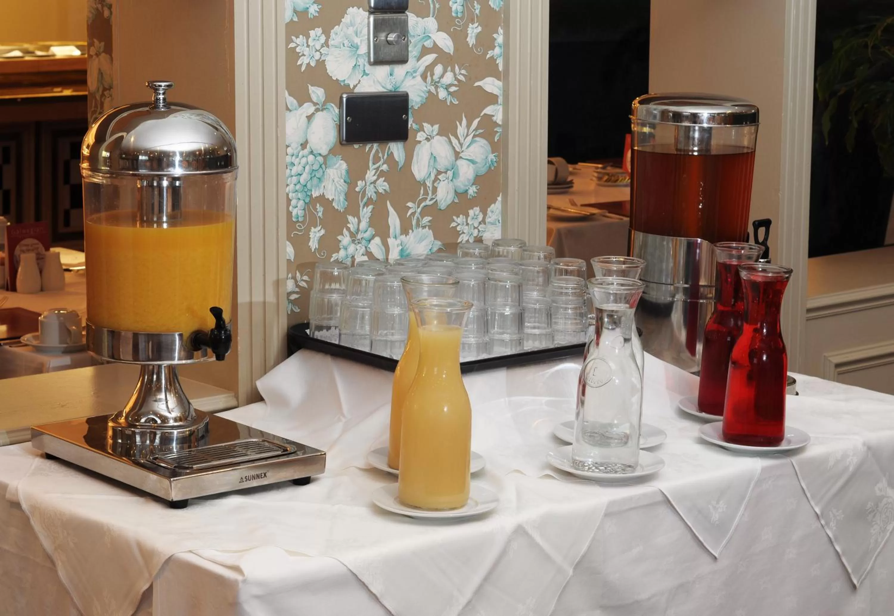 Restaurant/places to eat in Flannery's Hotel