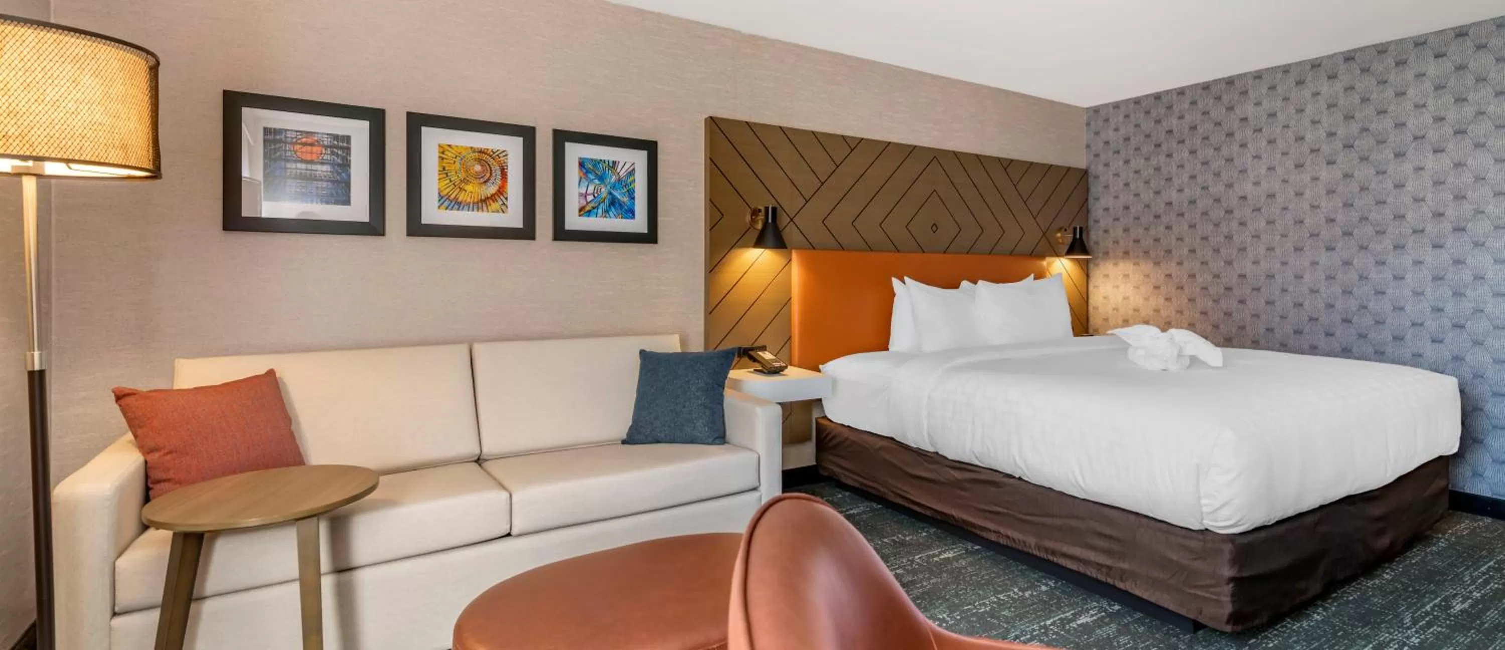 Bed in Clarion Inn Nashua