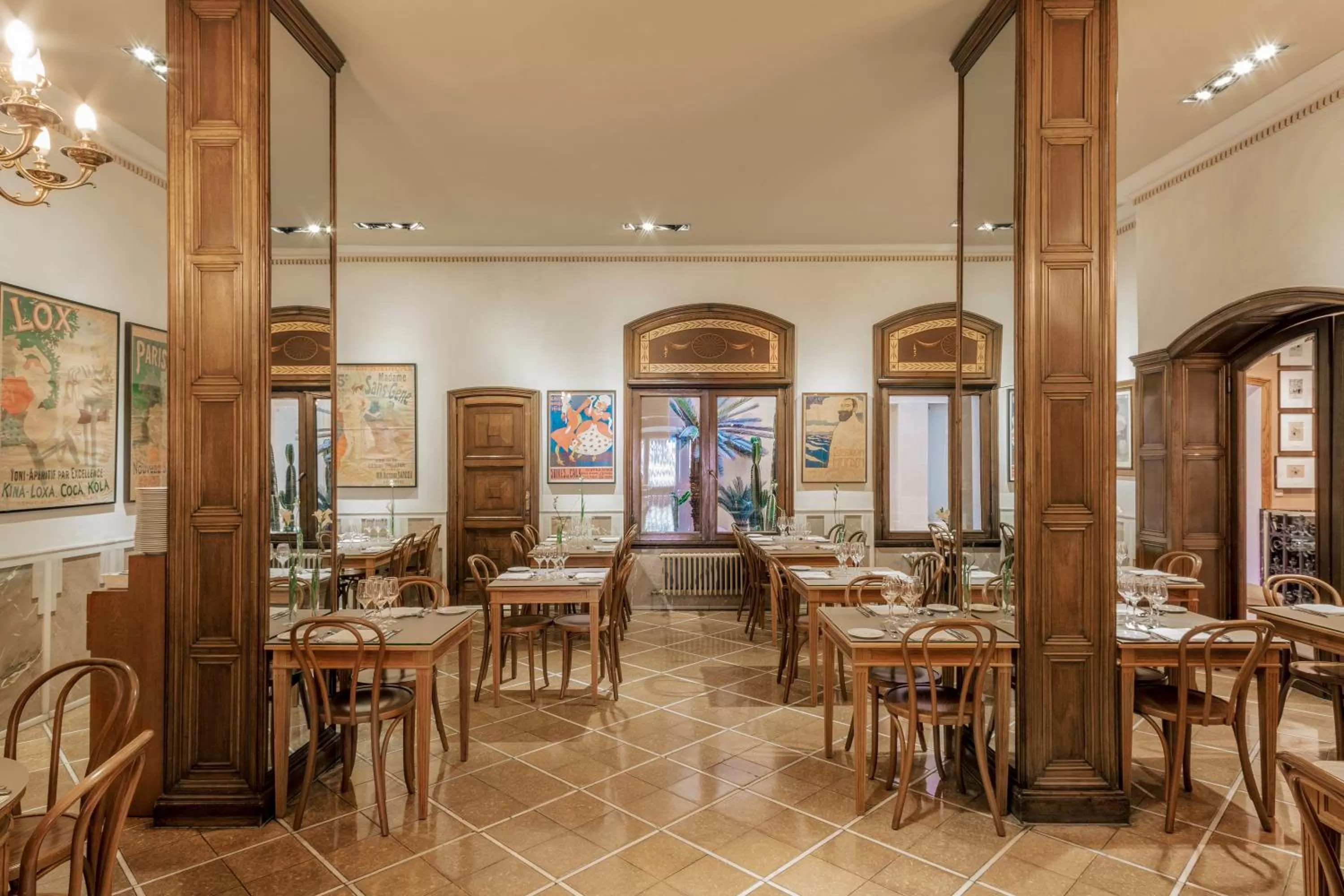 Restaurant/places to eat in Hotel Astoria