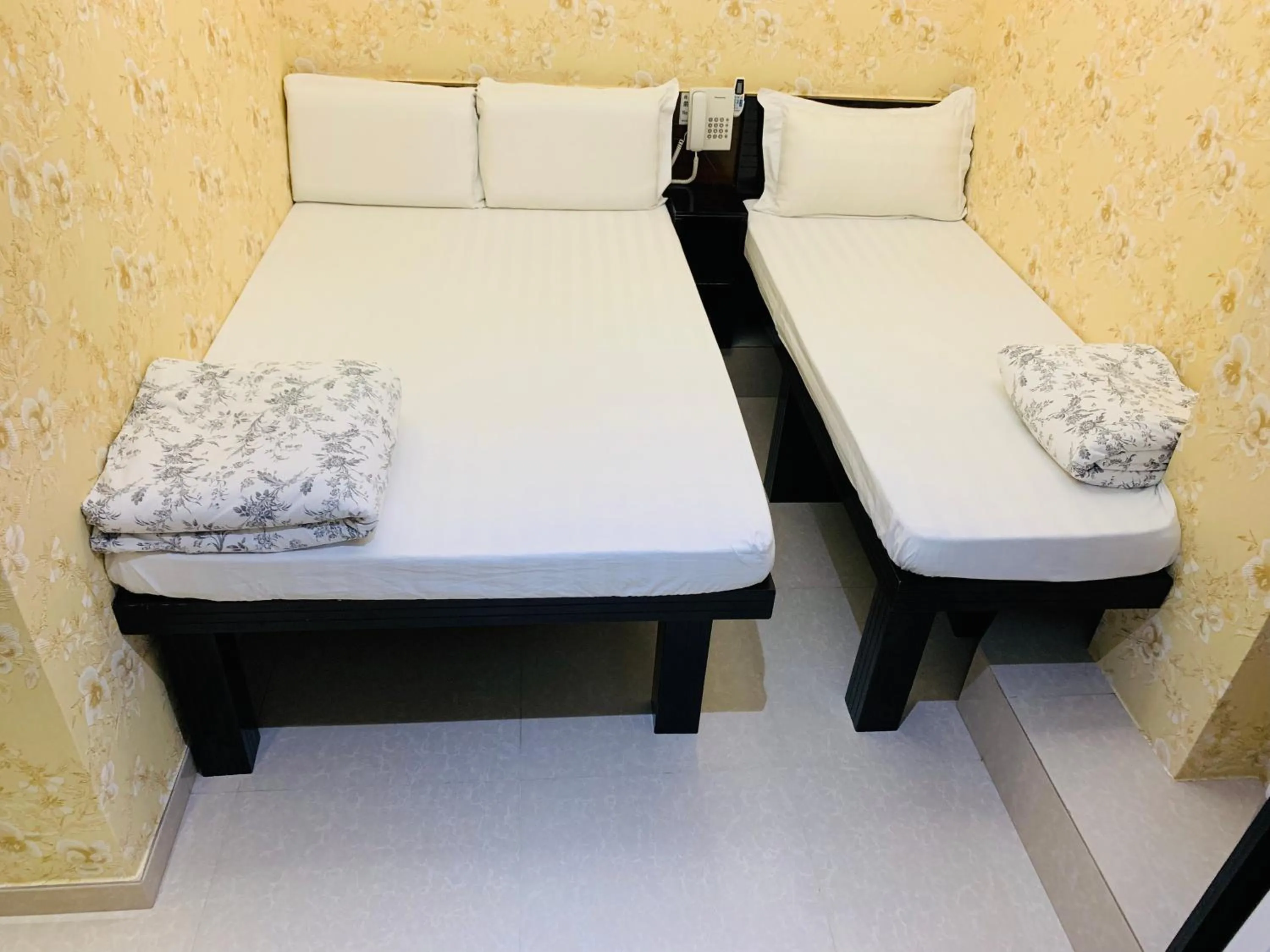 Photo of the whole room, Bed in Modern