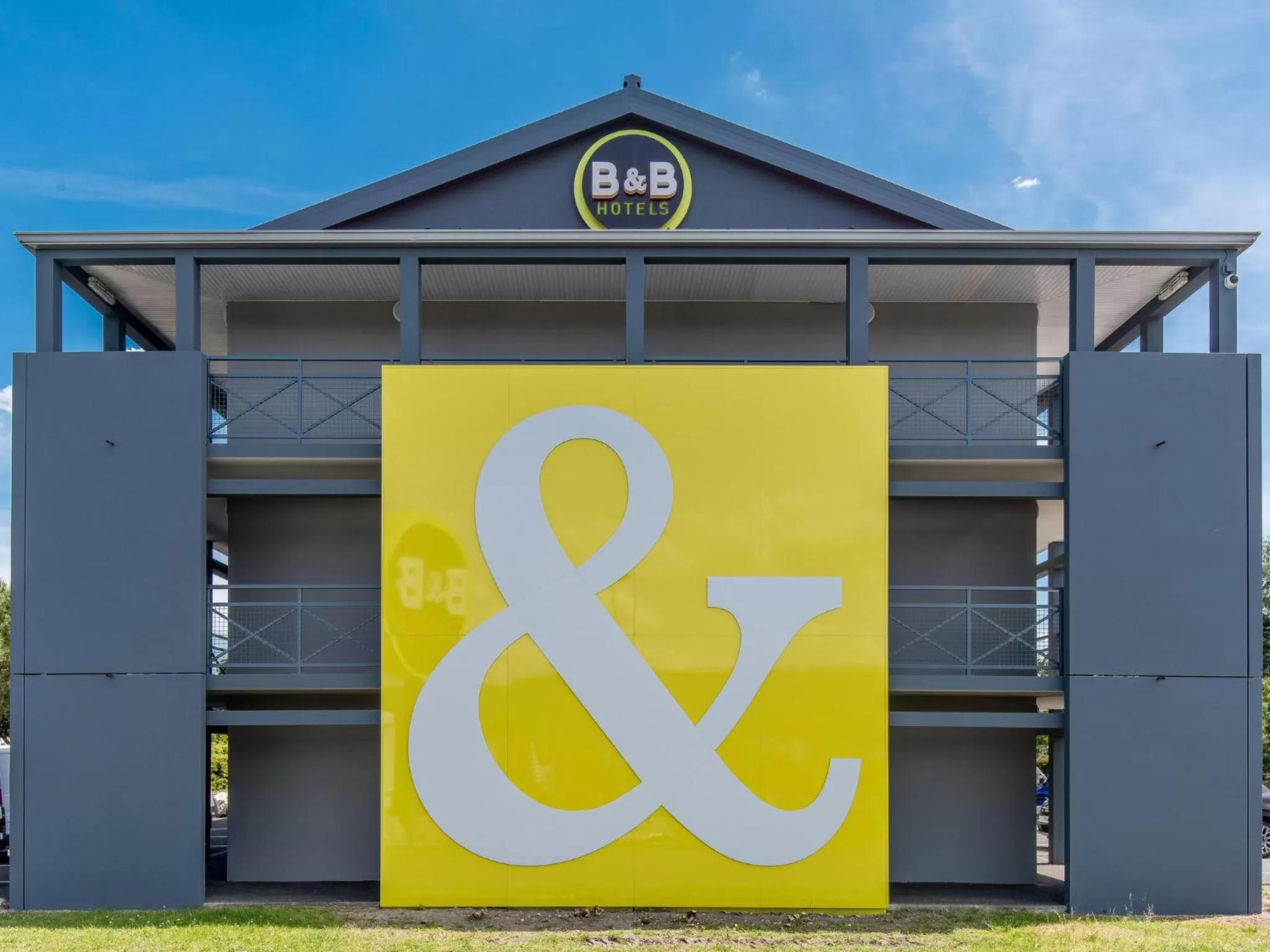 Facade/entrance in B&B HOTEL Bordeaux Lormont