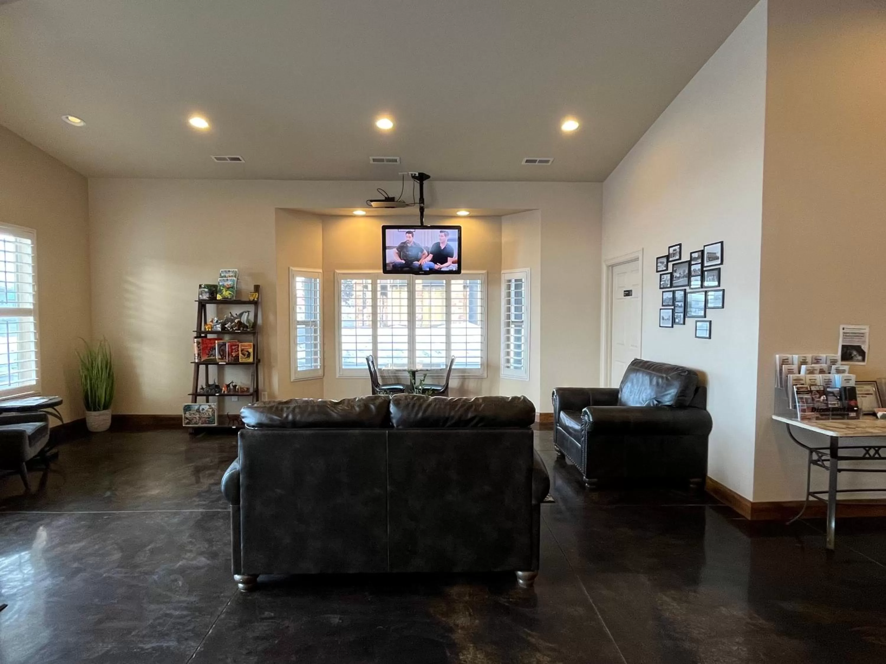 Lobby or reception in Dinosaur Inn & Suites