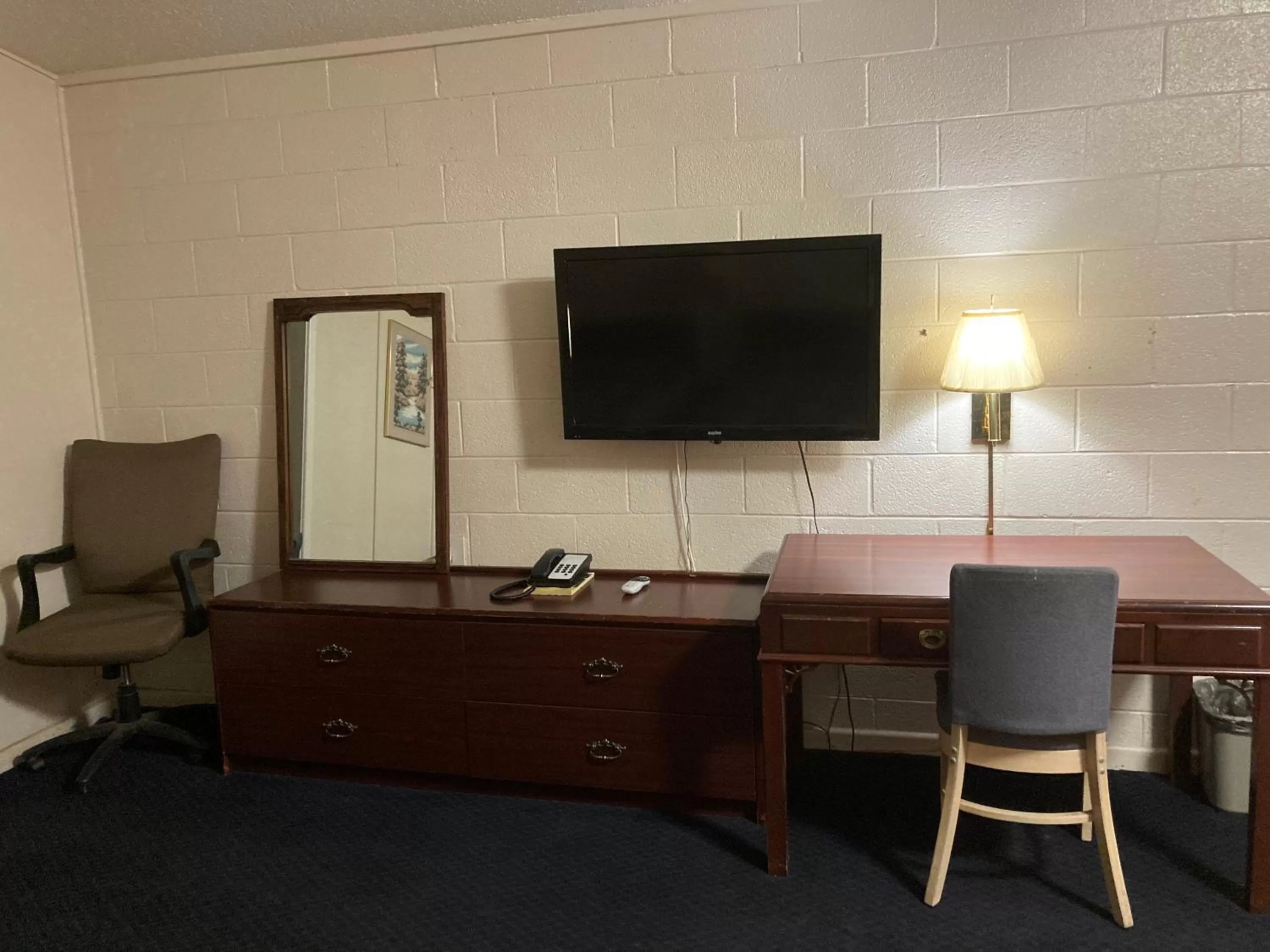 TV and multimedia in Childress Inn